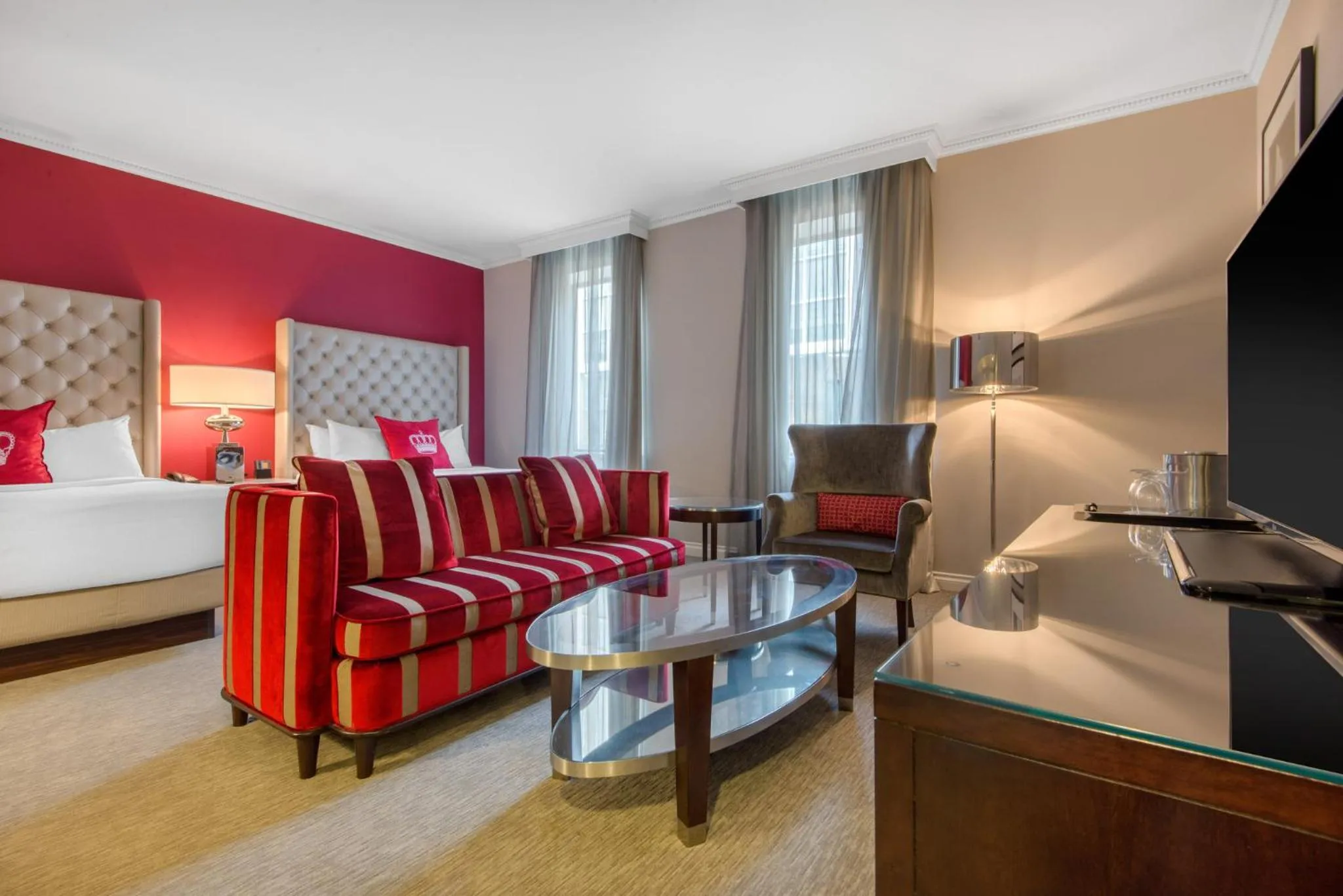 Photo of the whole room, Bed in The Omni King Edward Hotel