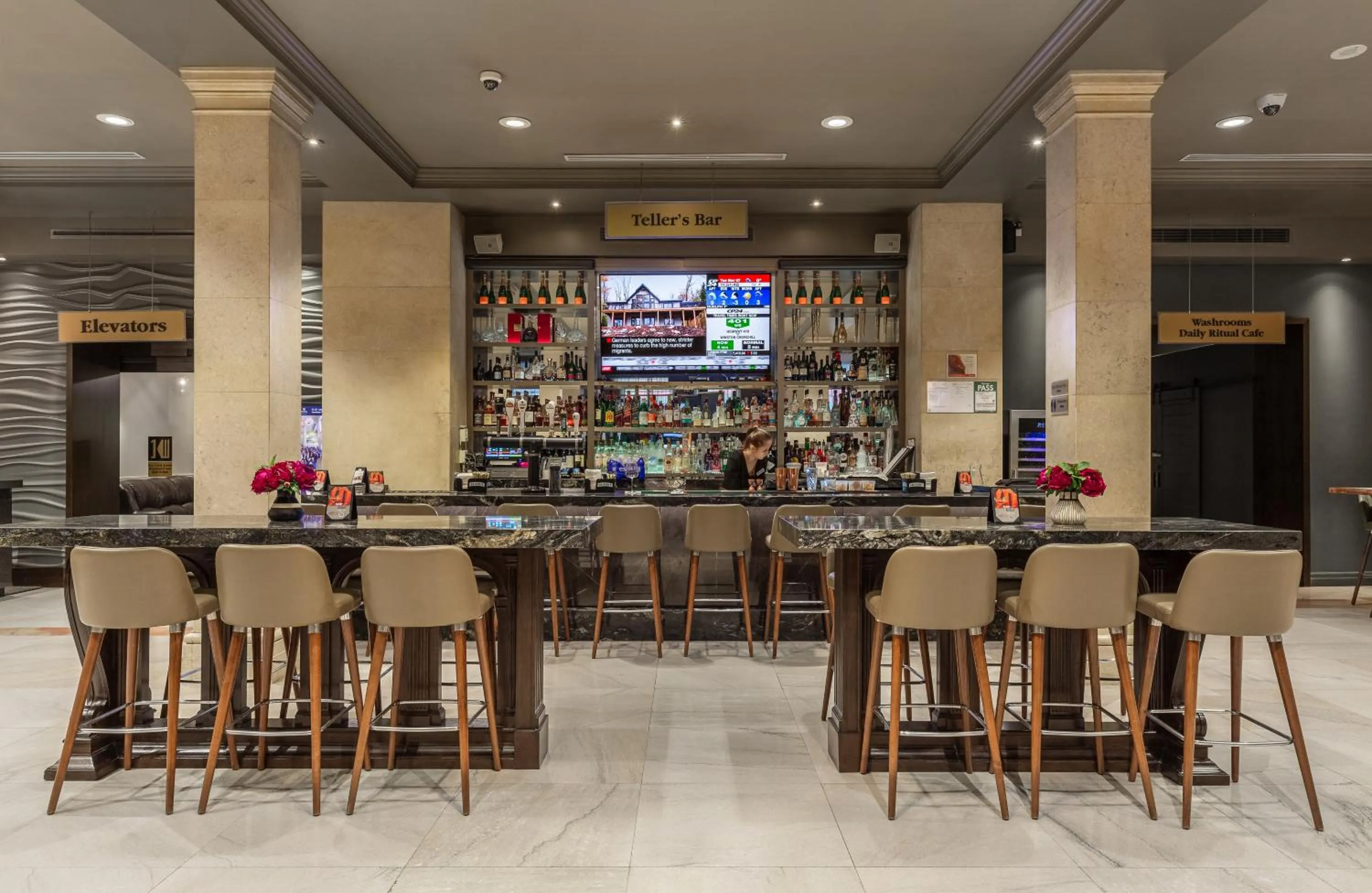 Restaurant/places to eat in One King West Hotel and Residence