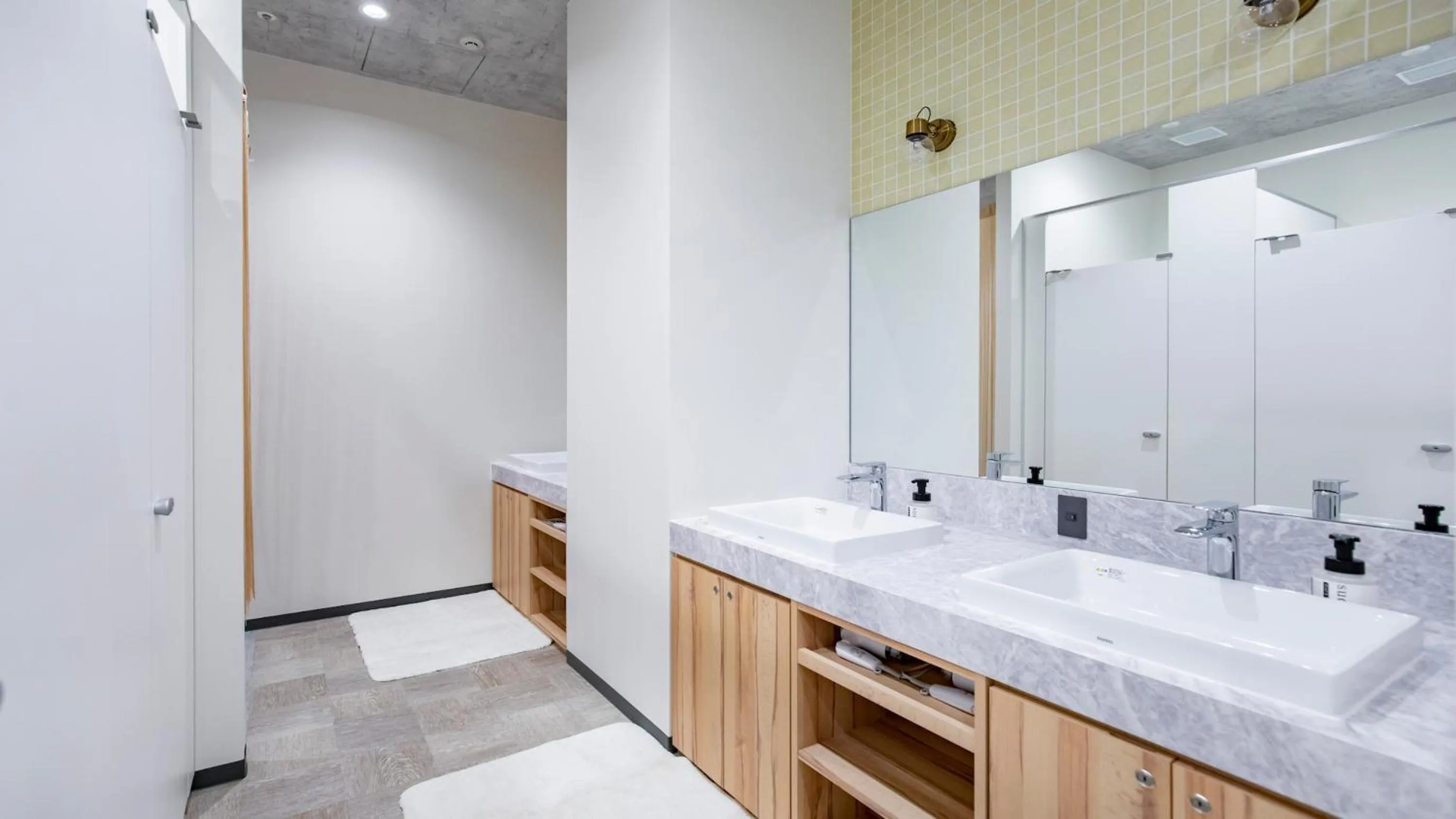 Shower in EIGHT POINT INN Kanazawa