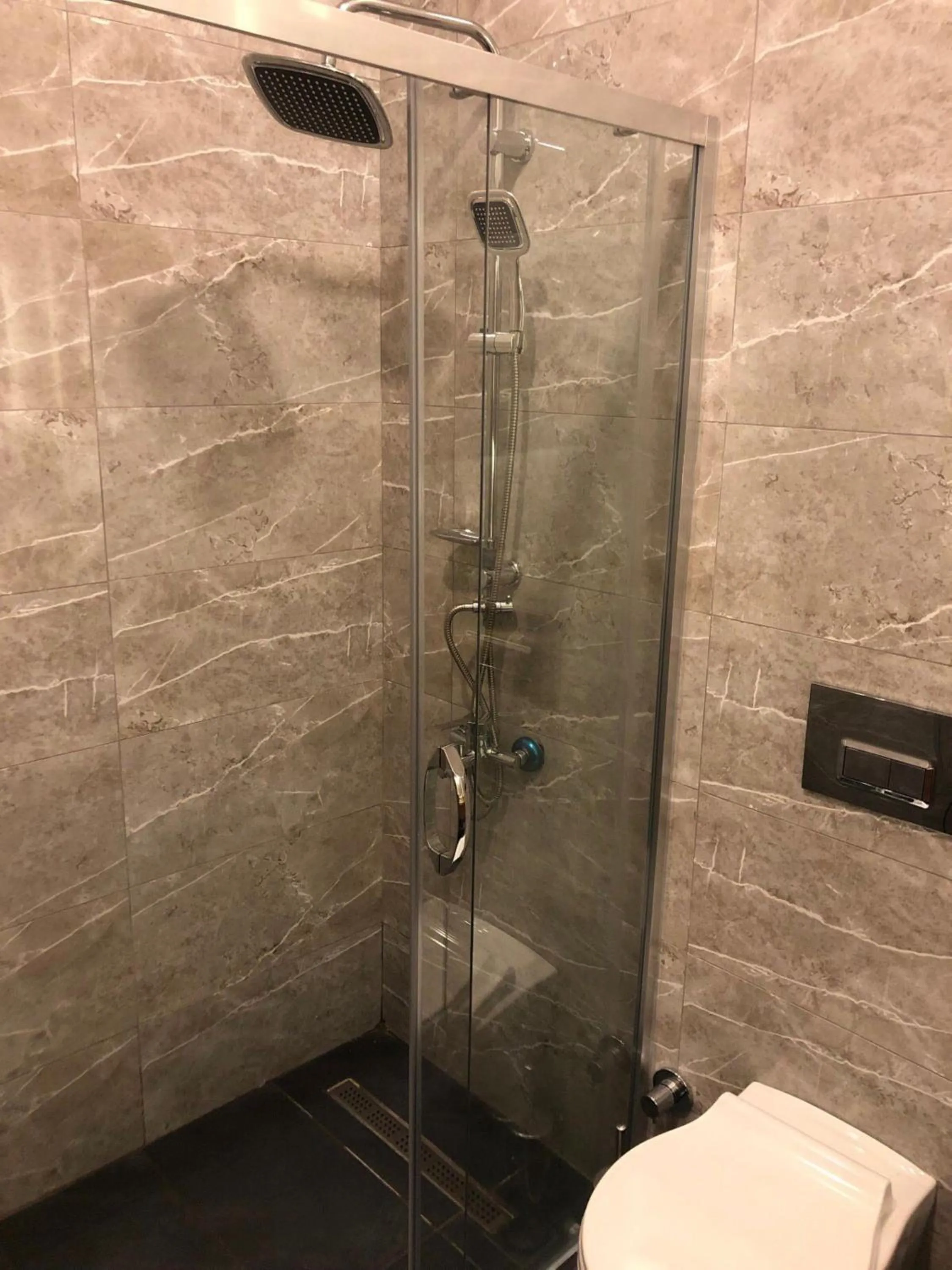 Shower in Orange Hotel & Spa