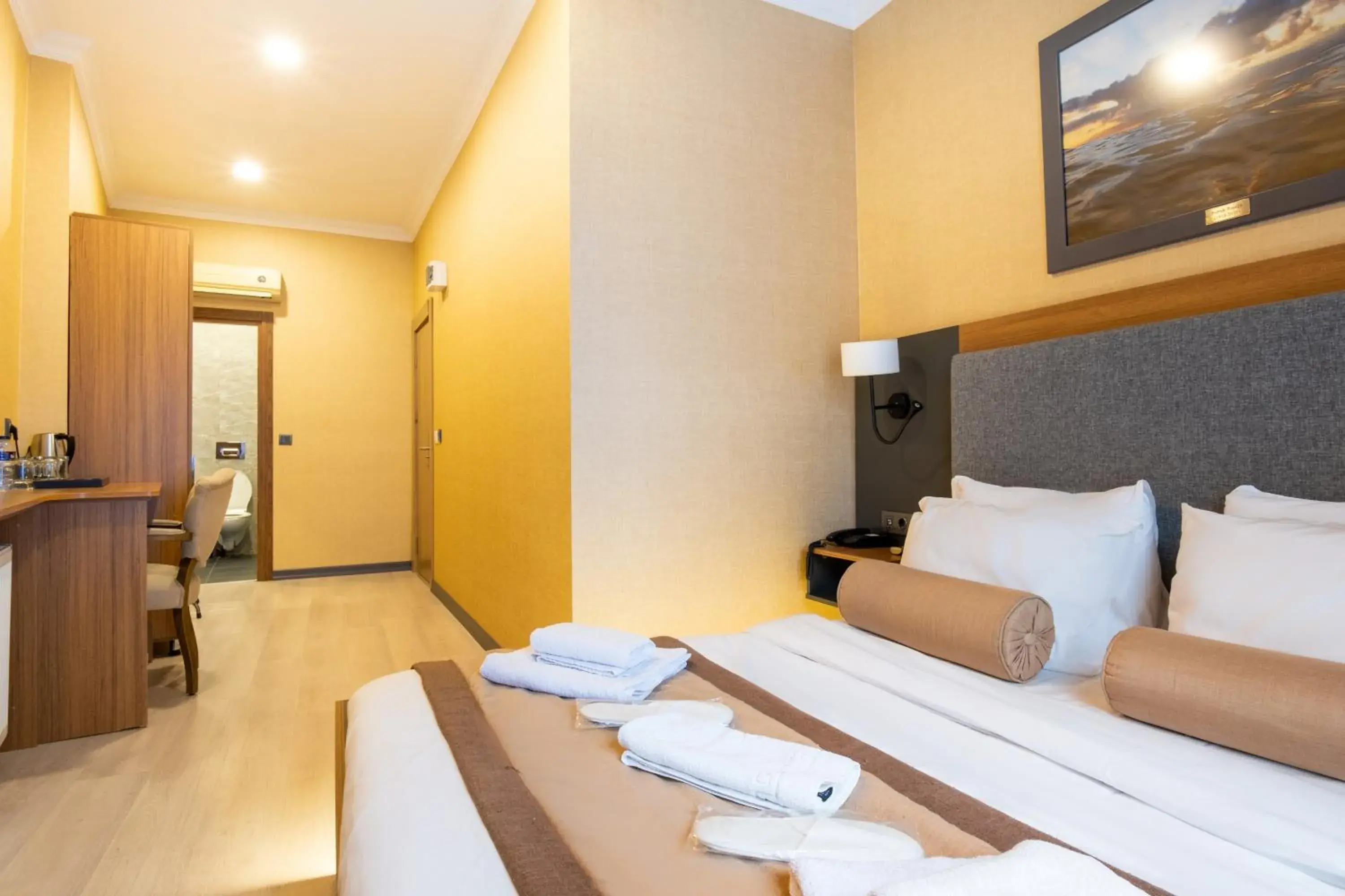 Deluxe King Room in Orange Hotel & Spa Deluxe King Room in Orange Hotel & Spa