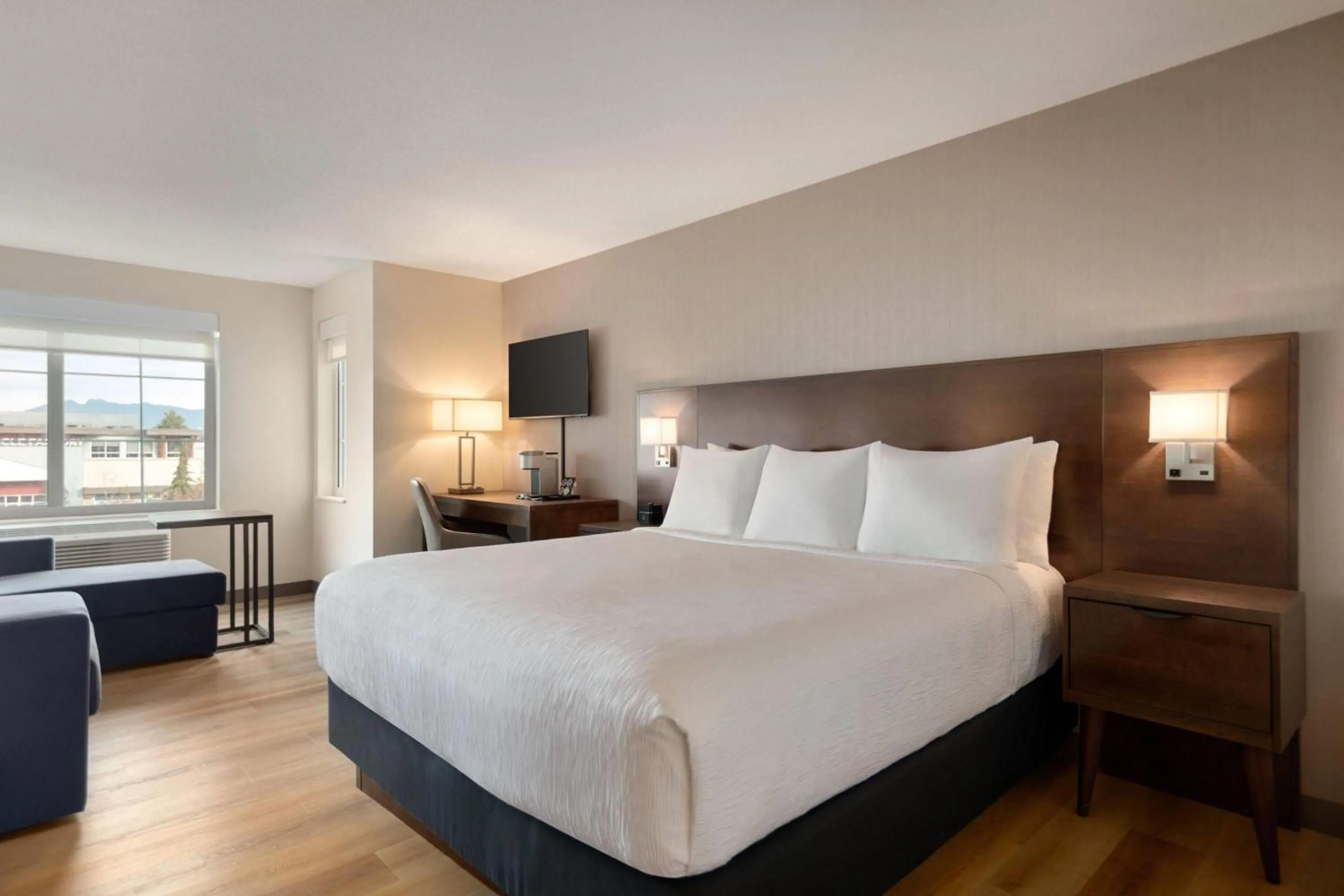 Photo of the whole room, Bed in La Quinta Inn by Wyndham Vancouver Airport