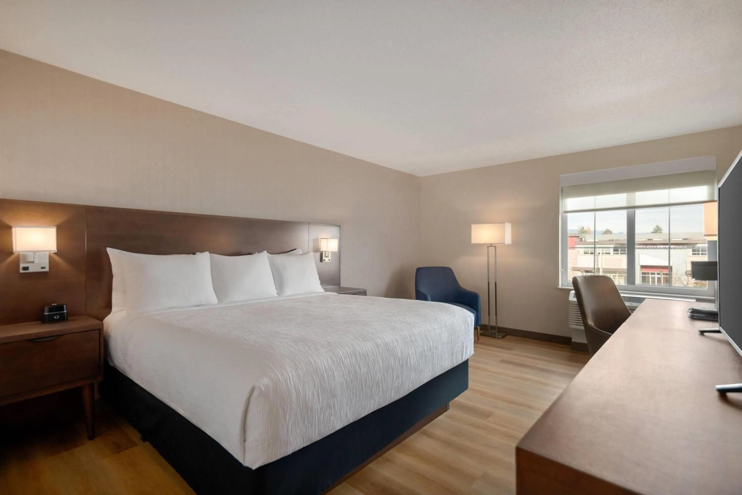 Photo of the whole room, Bed in La Quinta Inn by Wyndham Vancouver Airport