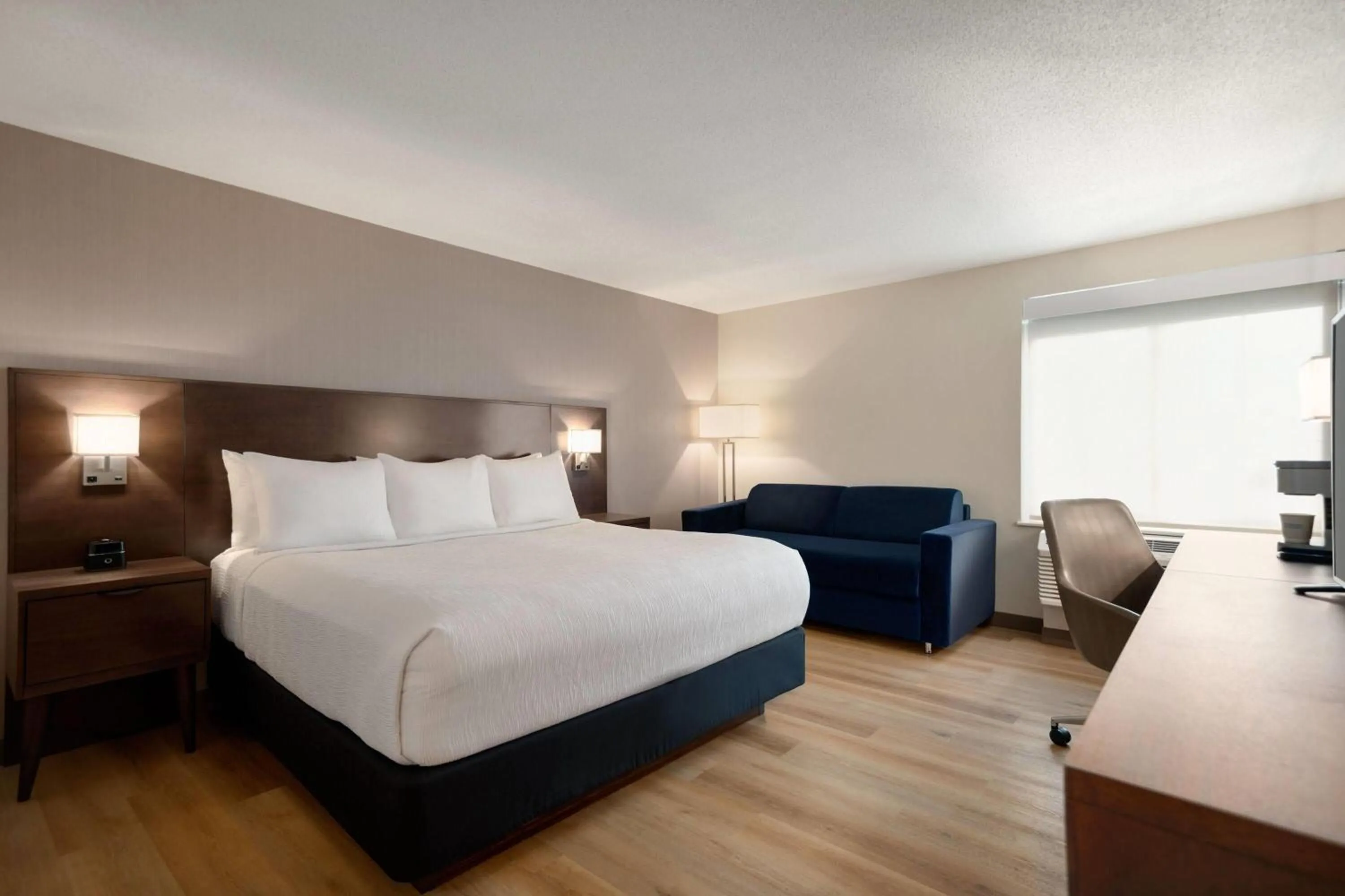 Photo of the whole room, Bed in La Quinta Inn by Wyndham Vancouver Airport