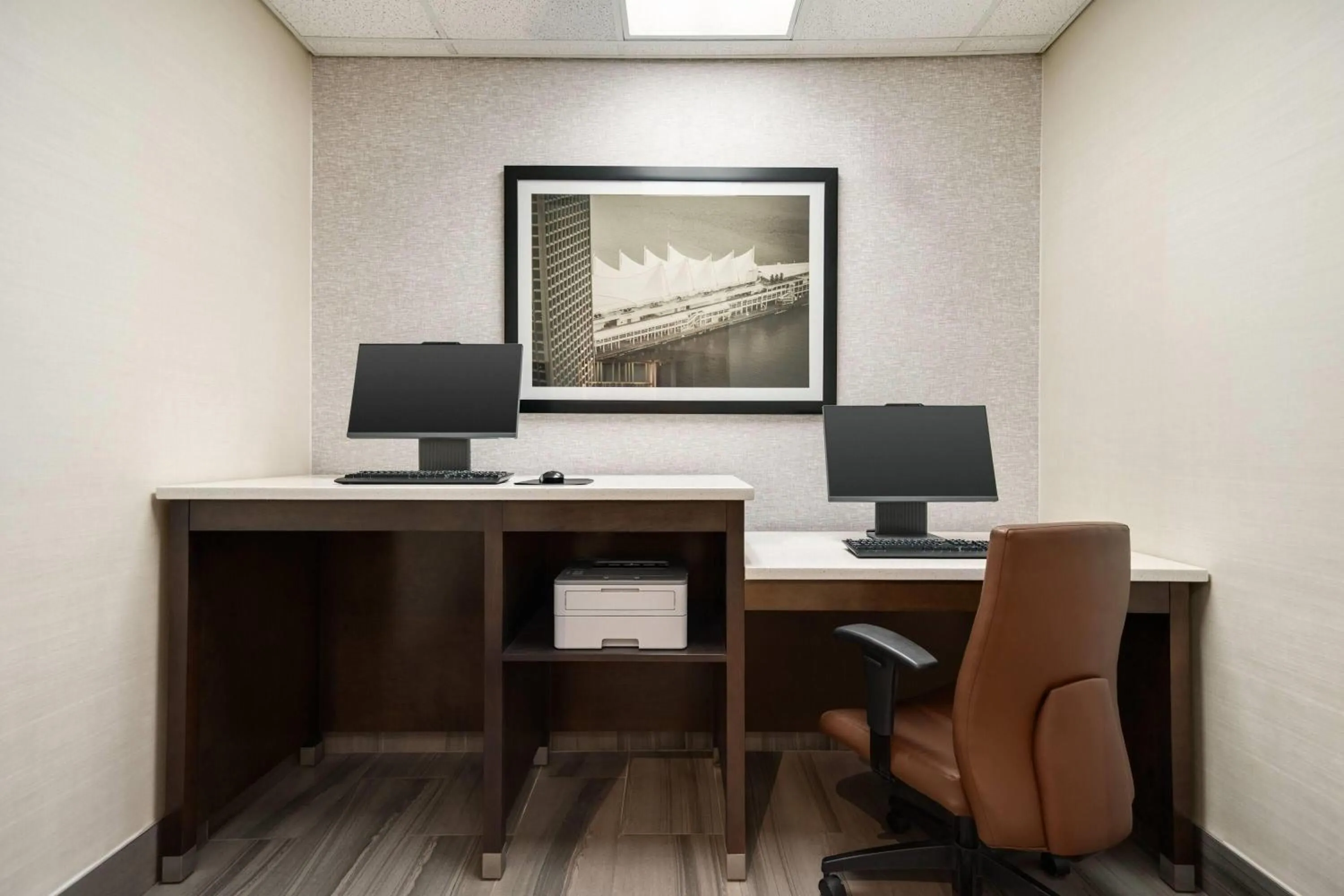 Business facilities in La Quinta Inn by Wyndham Vancouver Airport