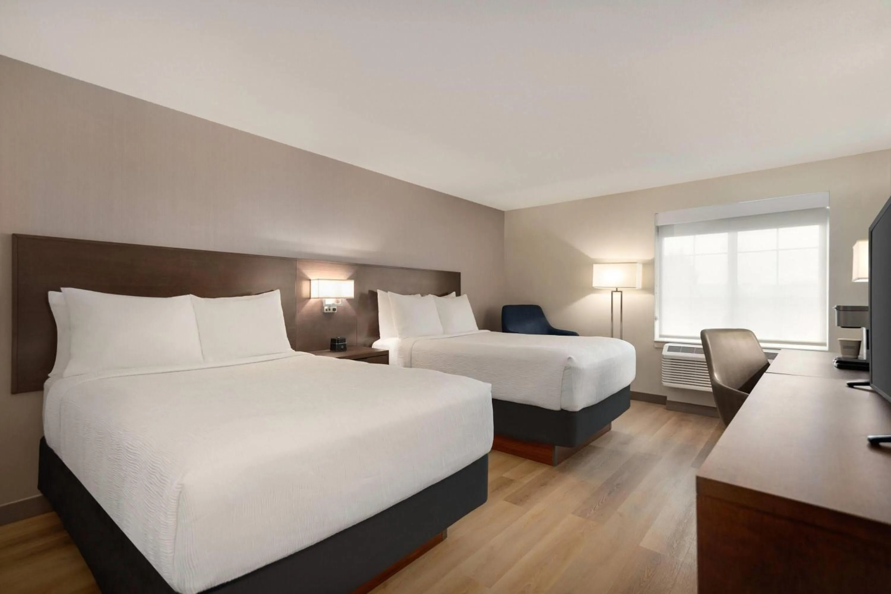 Photo of the whole room, Bed in La Quinta Inn by Wyndham Vancouver Airport