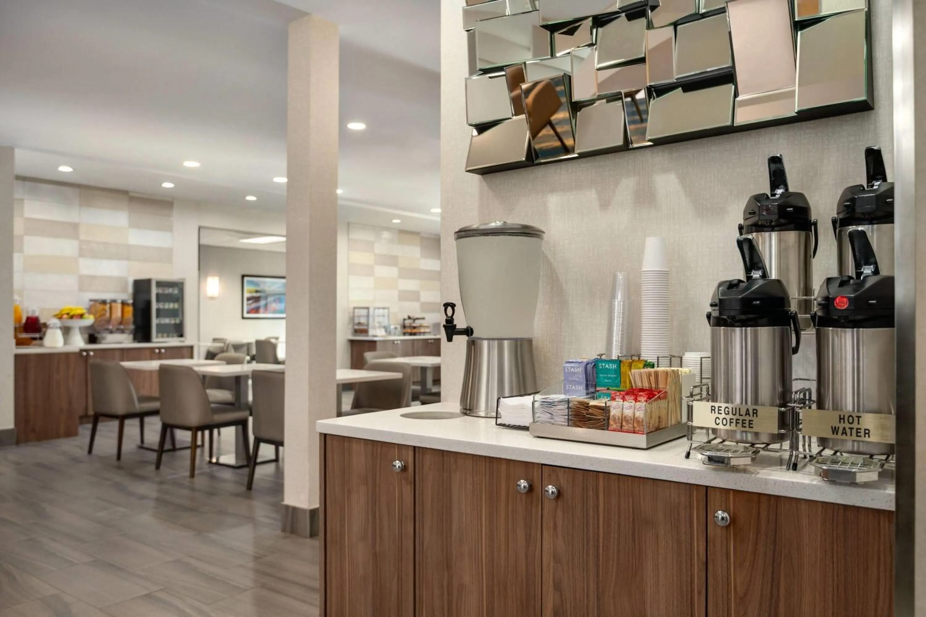 Coffee/tea facilities in La Quinta Inn by Wyndham Vancouver Airport