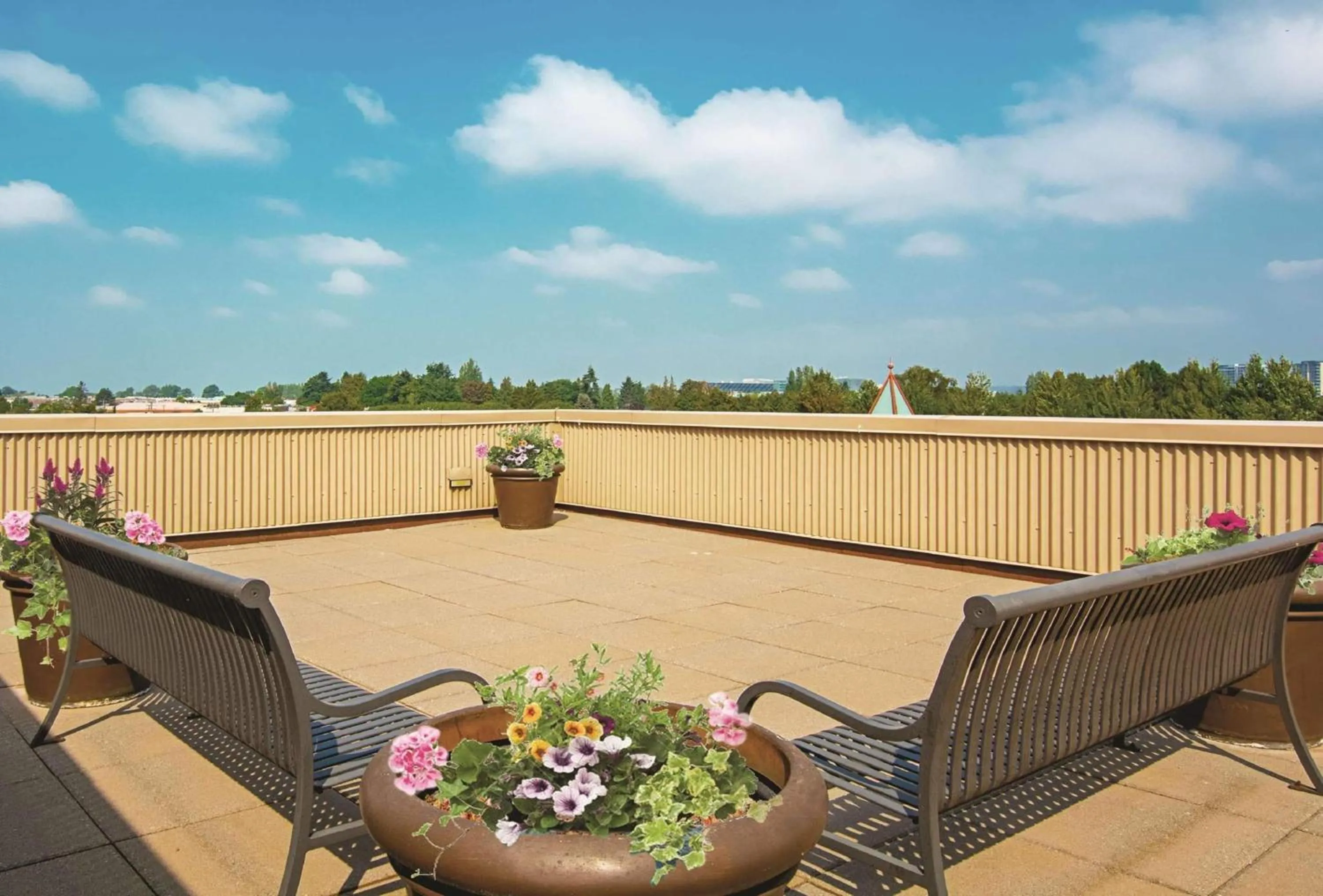 Property building in La Quinta Inn by Wyndham Vancouver Airport