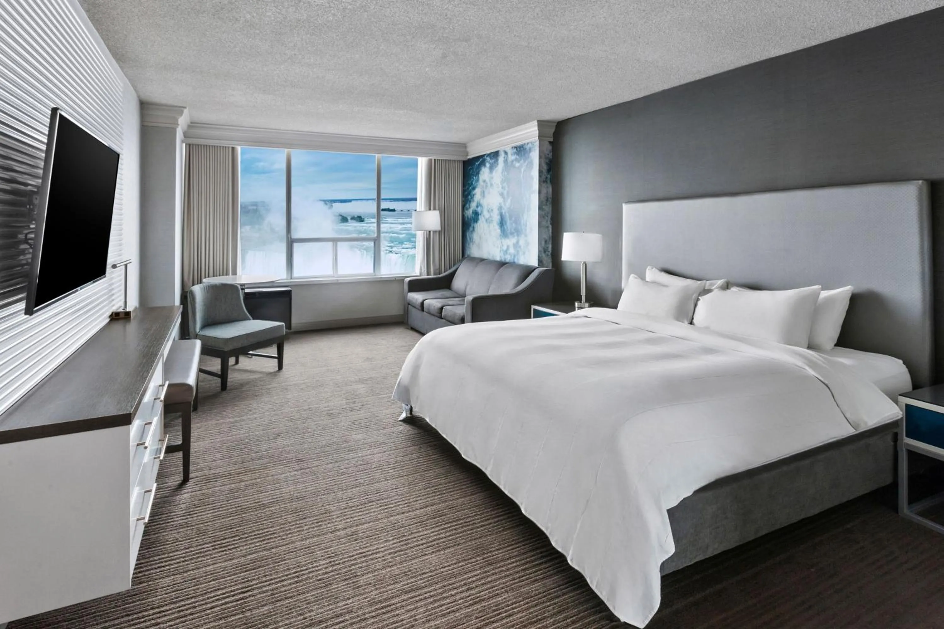 Photo of the whole room, Bed in Niagara Falls Marriott on the Falls