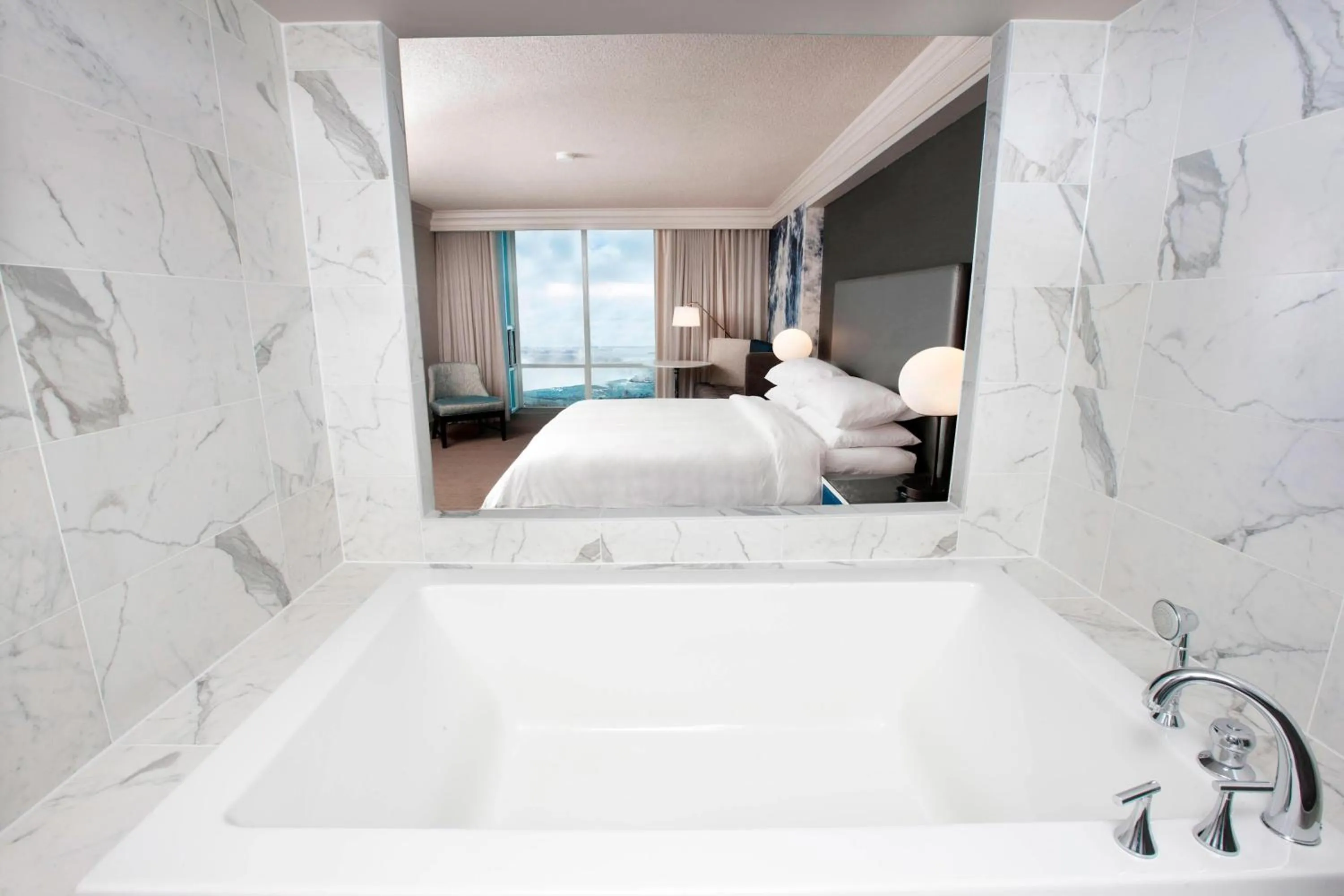 Photo of the whole room, Bed in Niagara Falls Marriott on the Falls