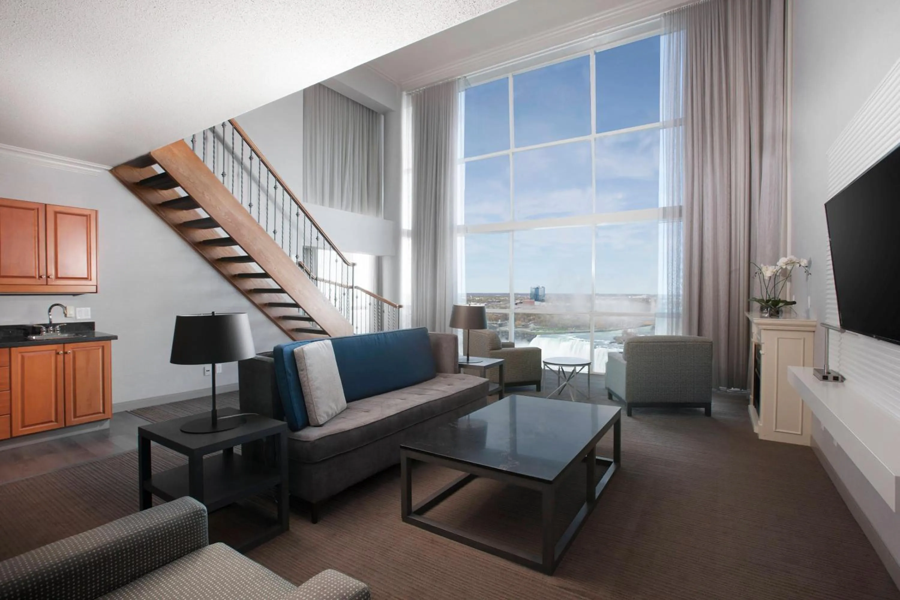 Living room in Niagara Falls Marriott on the Falls