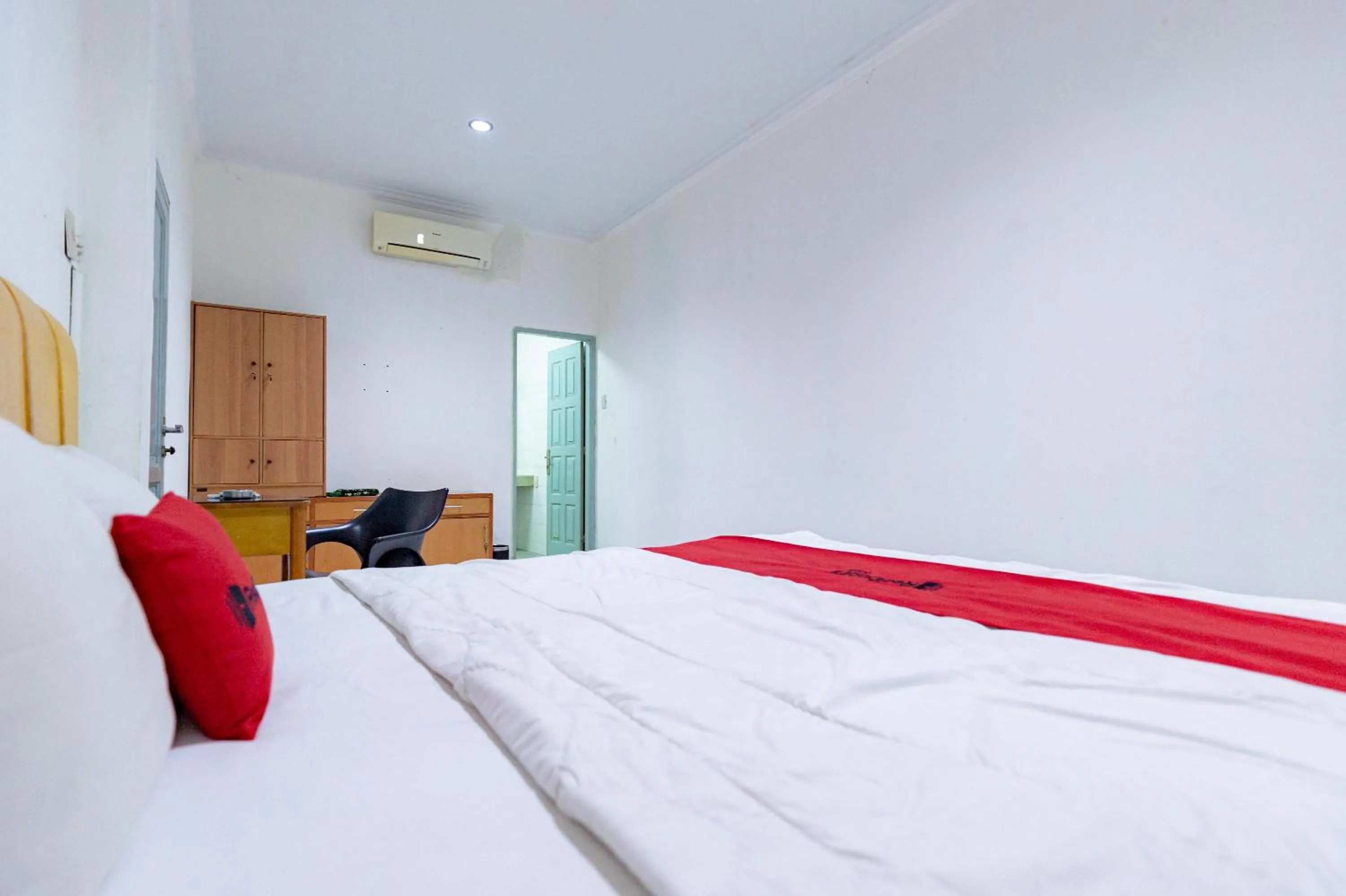 Bedroom in RedDoorz Plus @ Jalan Iskandar Muda Medan