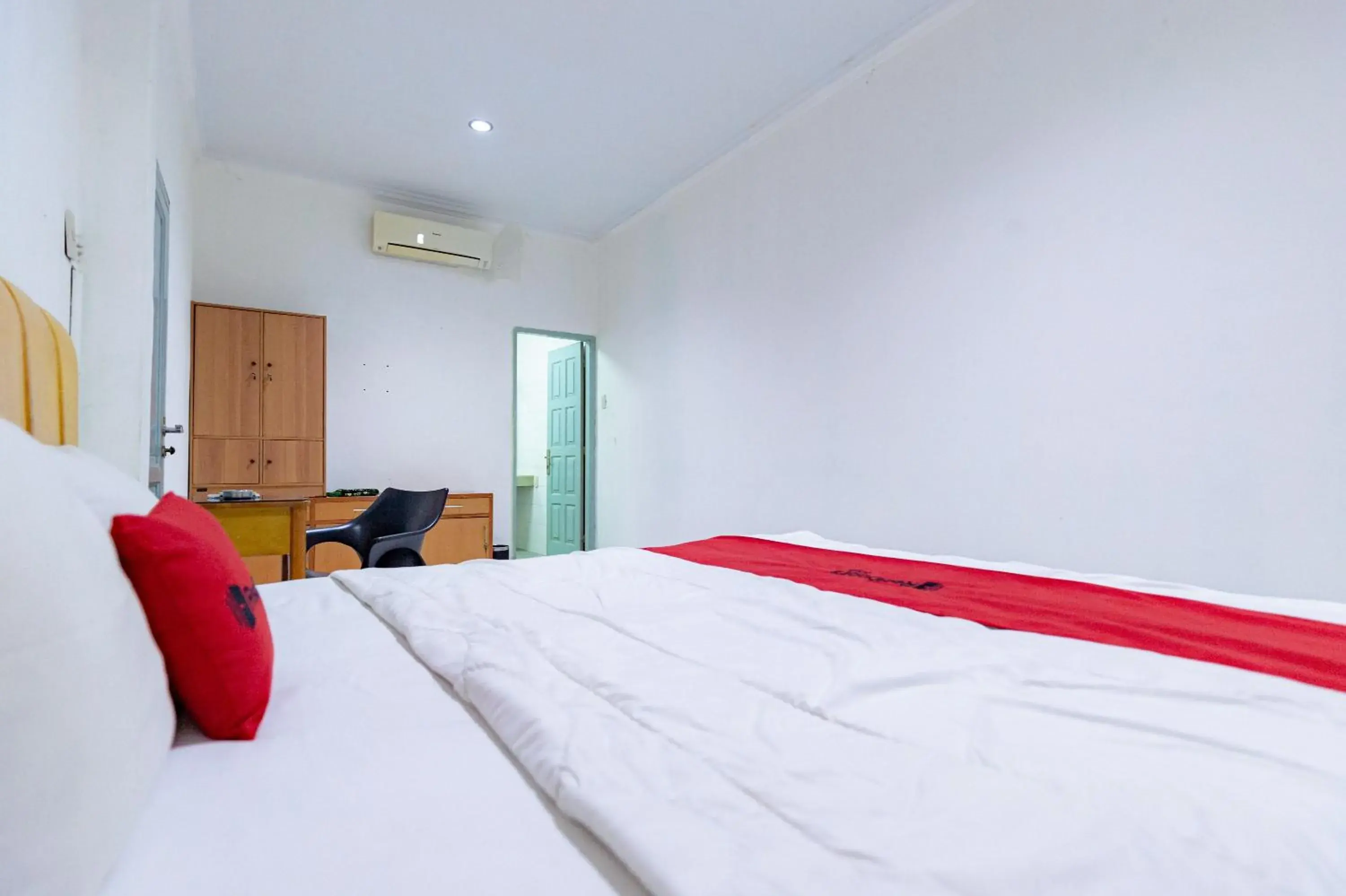 Queen Room in RedDoorz Plus @ Jalan Iskandar Muda Medan Queen Room in RedDoorz Plus @ Jalan Iskandar Muda Medan