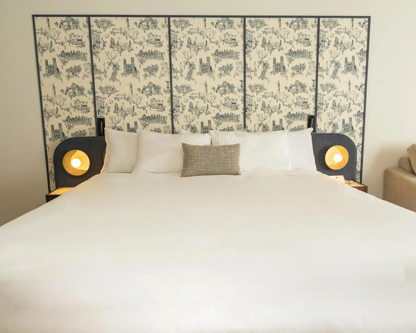 Bed in Hôtel Saint-Sulpice