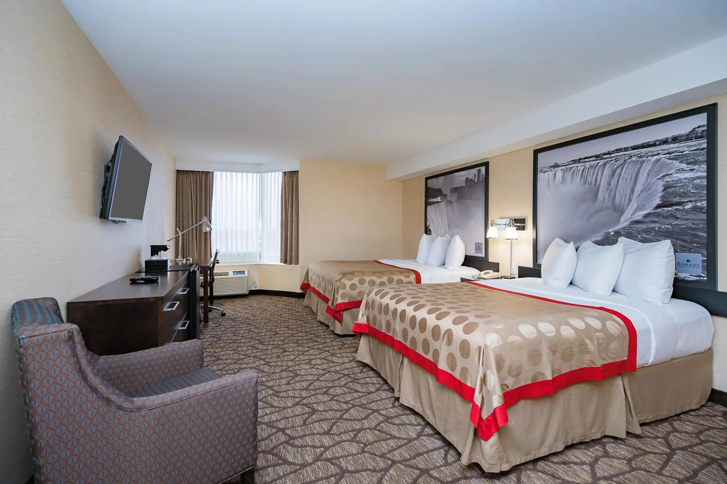TV and multimedia, Bed in Ramada By Wyndham Niagara Falls near the Falls