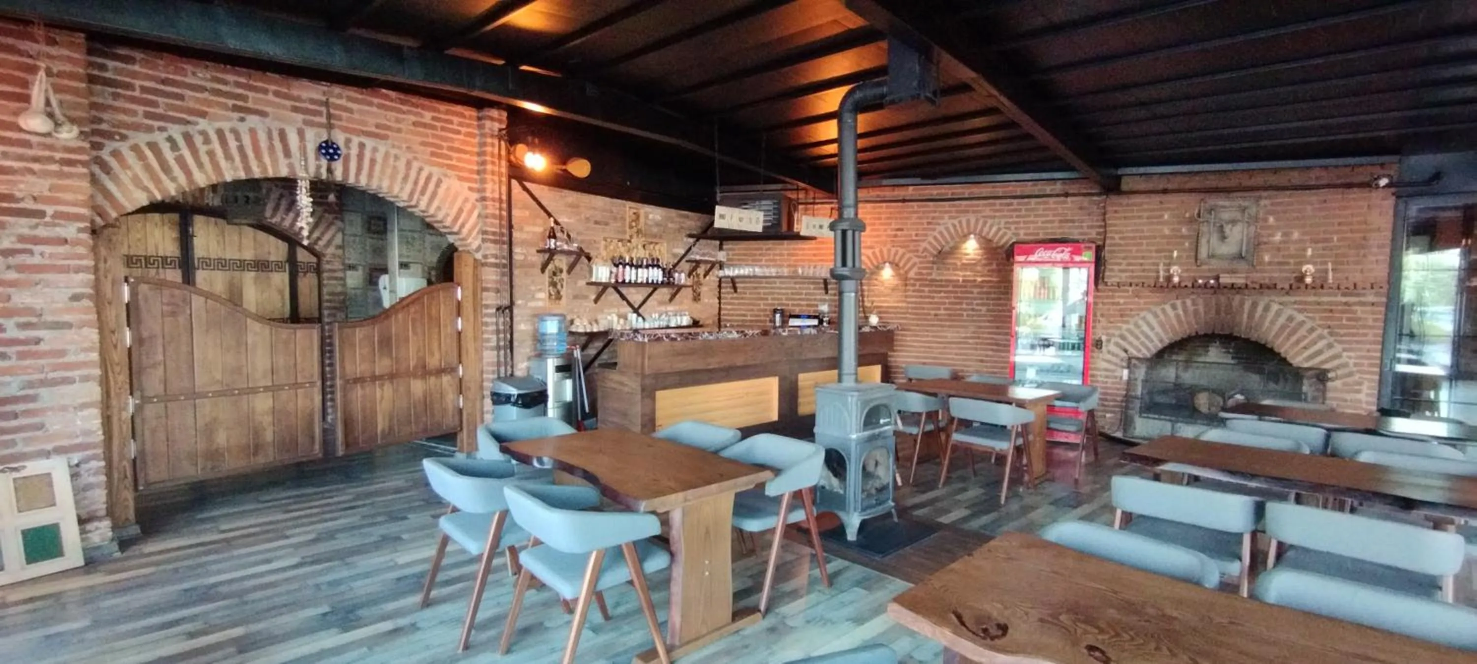 Restaurant/places to eat in Ceneviz Suit Hotel