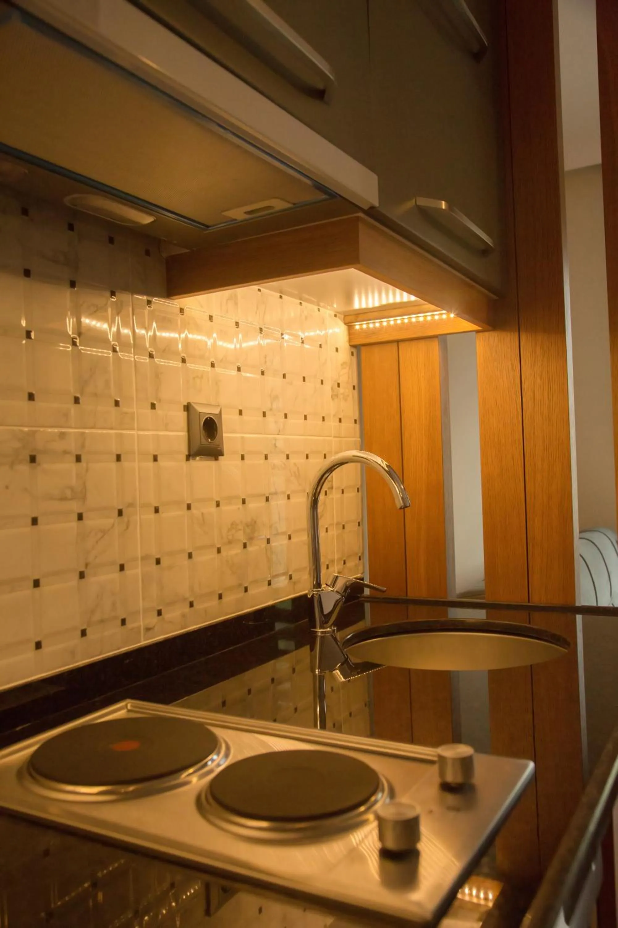 Kitchen or kitchenette in Ceneviz Suit Hotel