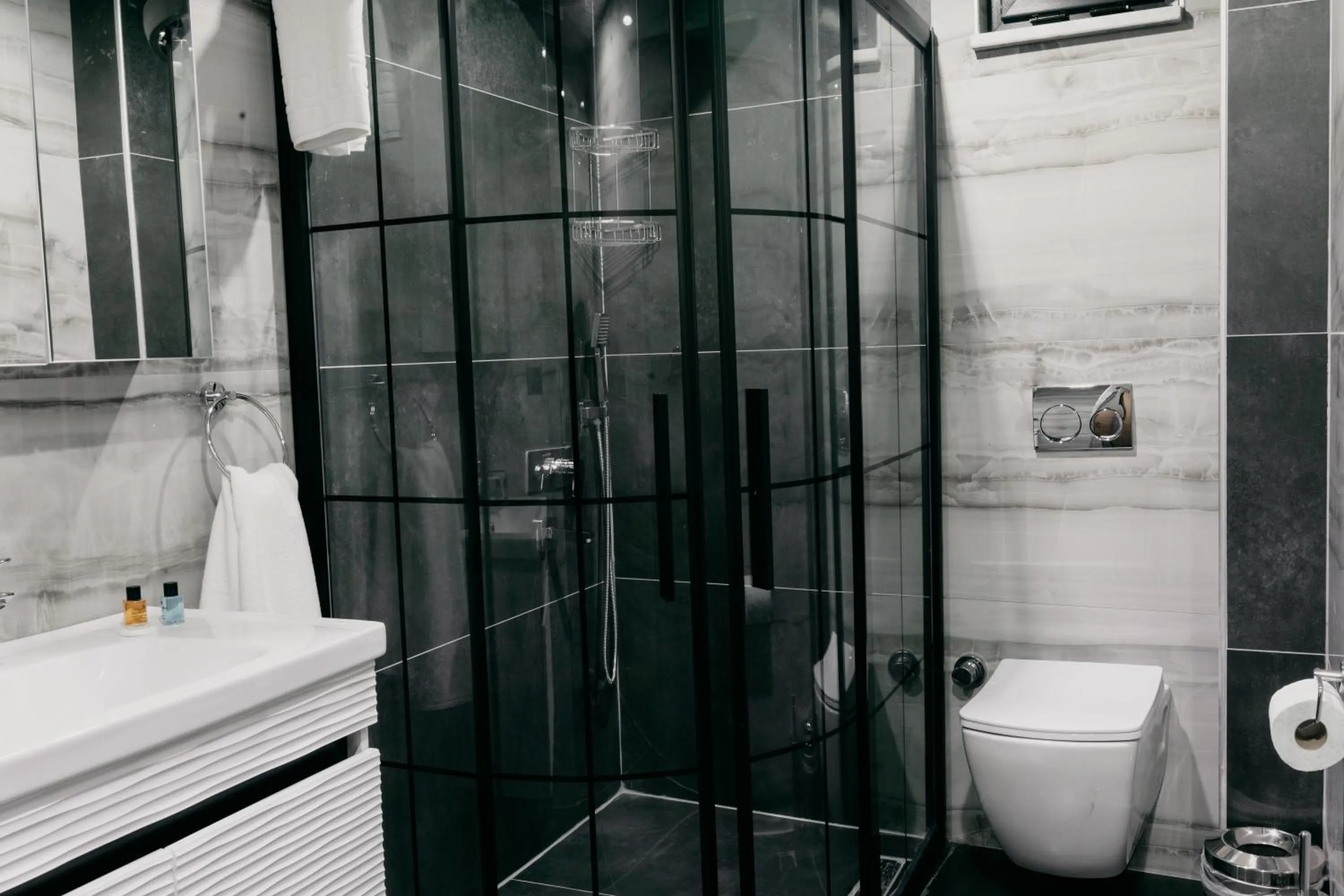 Bathroom in Ceneviz Suit Hotel