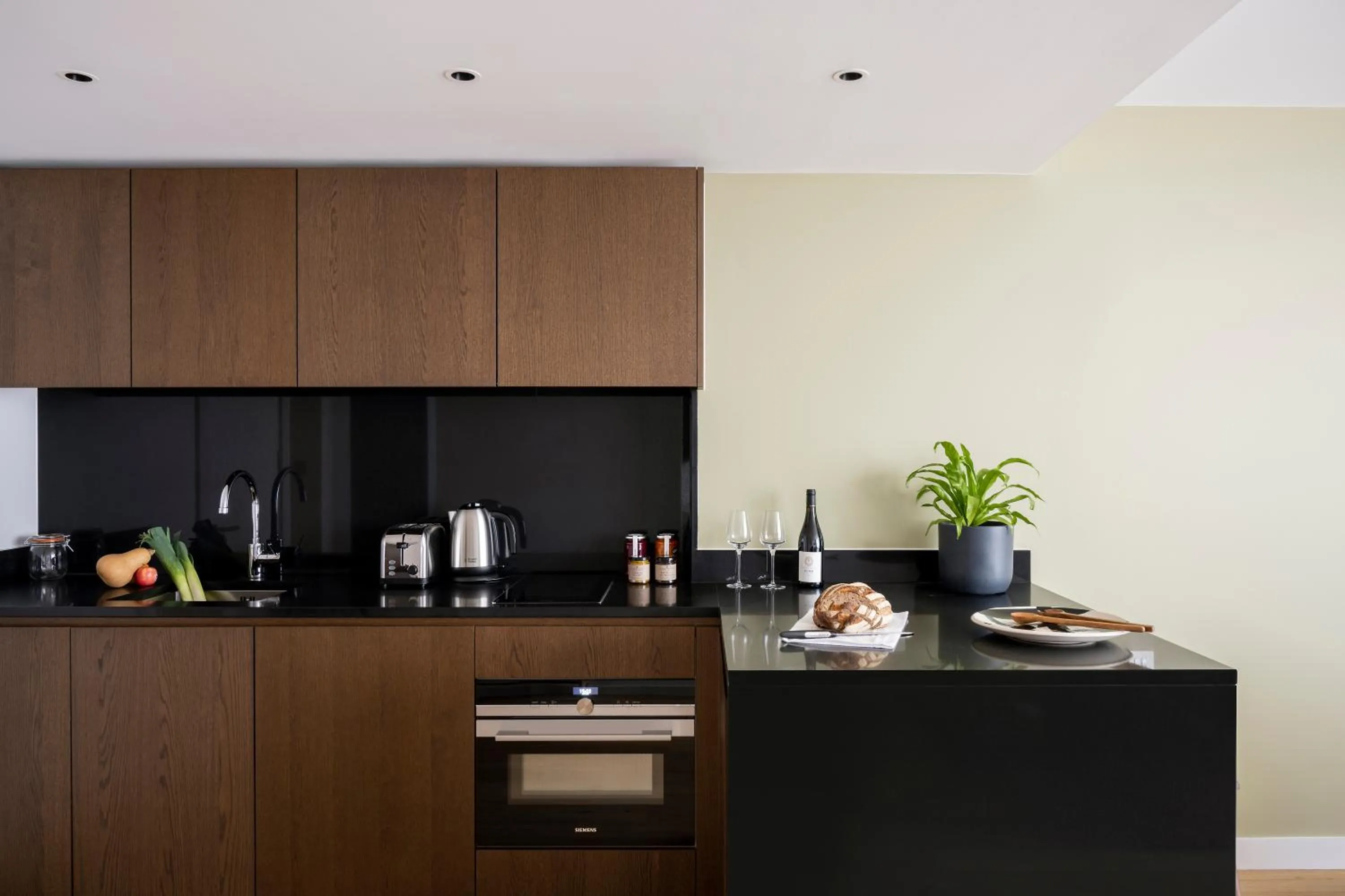 Kitchen or kitchenette in Cove Landmark Pinnacle