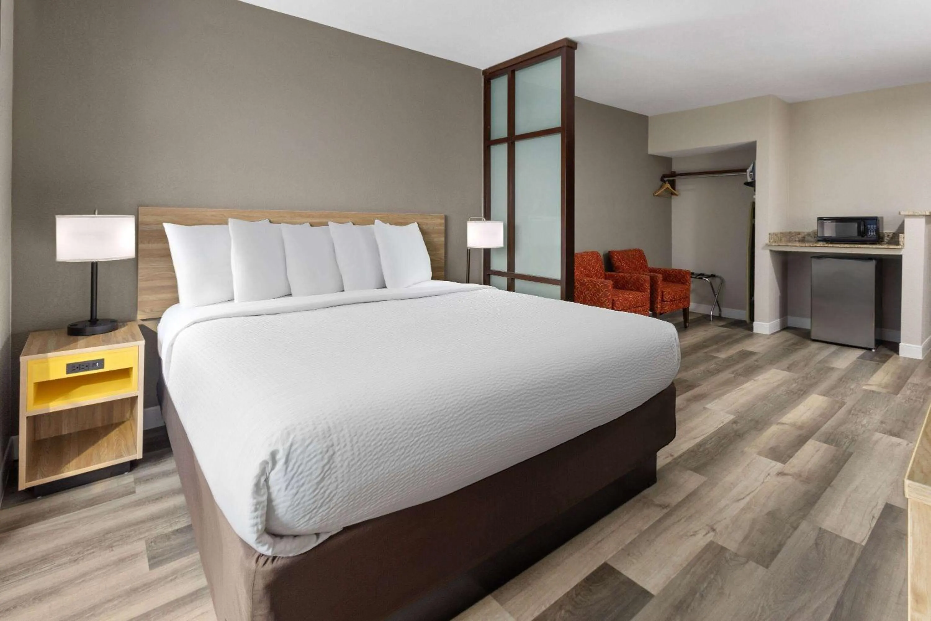 Photo of the whole room, Bed in Days Inn by Wyndham Jackson Downtown