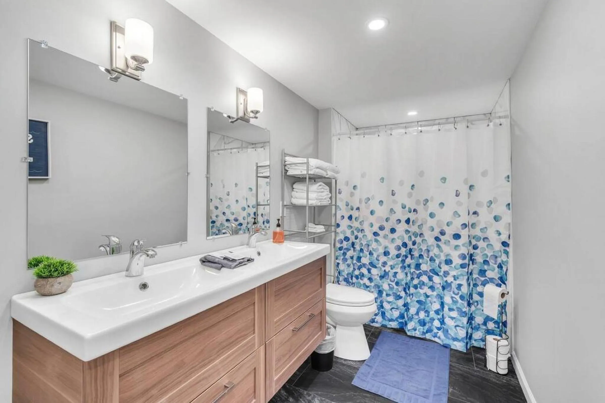 Bathroom in Dave and Busters, Outlets, Convention Center across street w Parking - Sleeps 15