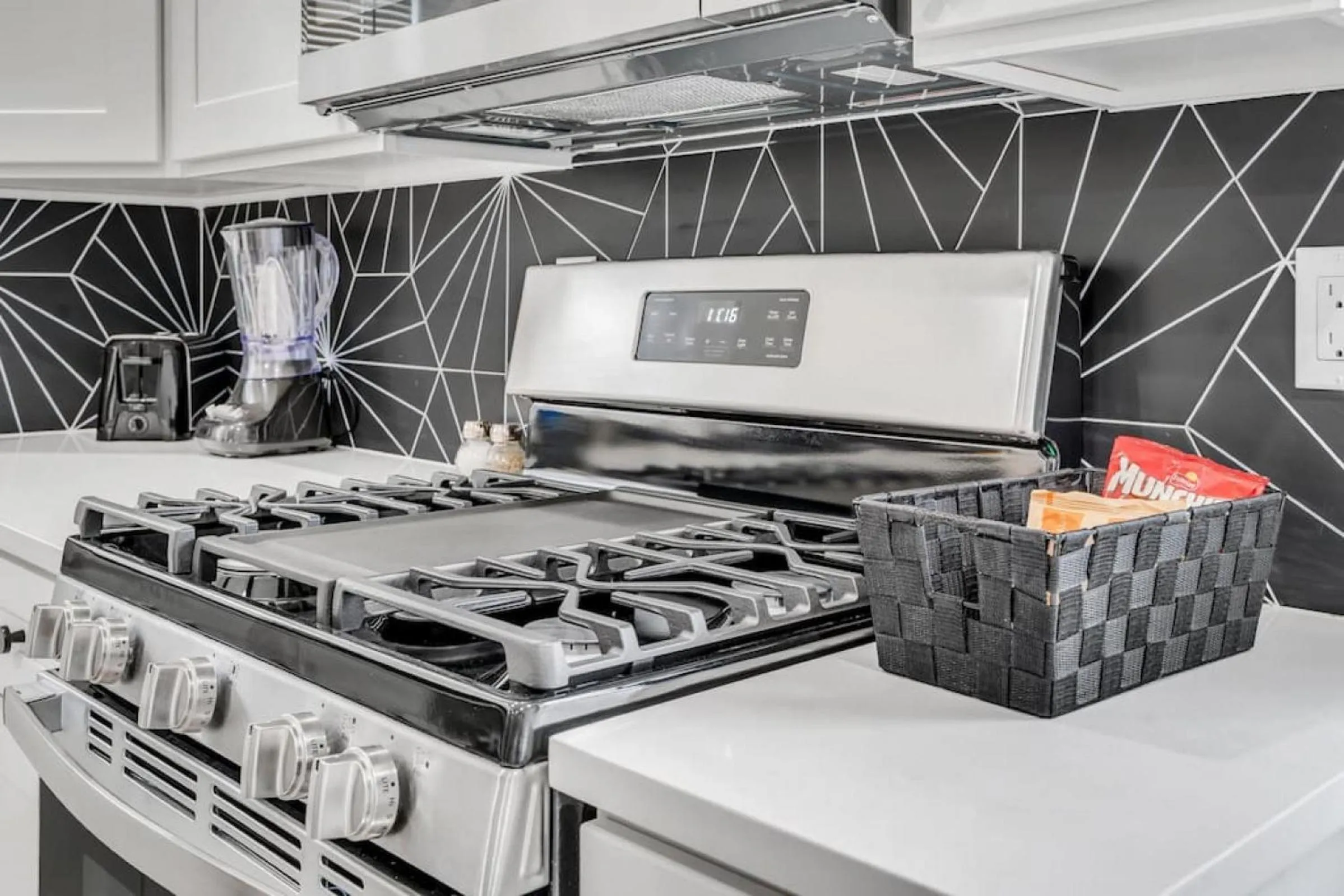 Kitchen or kitchenette in Dave and Busters, Outlets, Convention Center across street w Parking - Sleeps 15