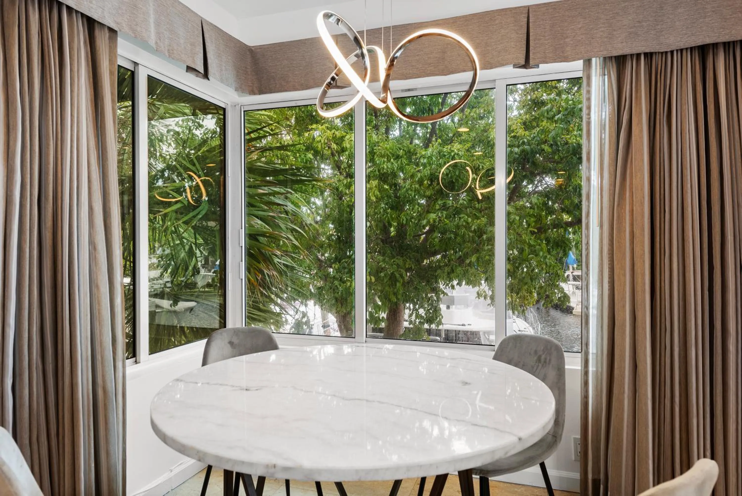 Dining area in Isle of Venice Residence and Marina