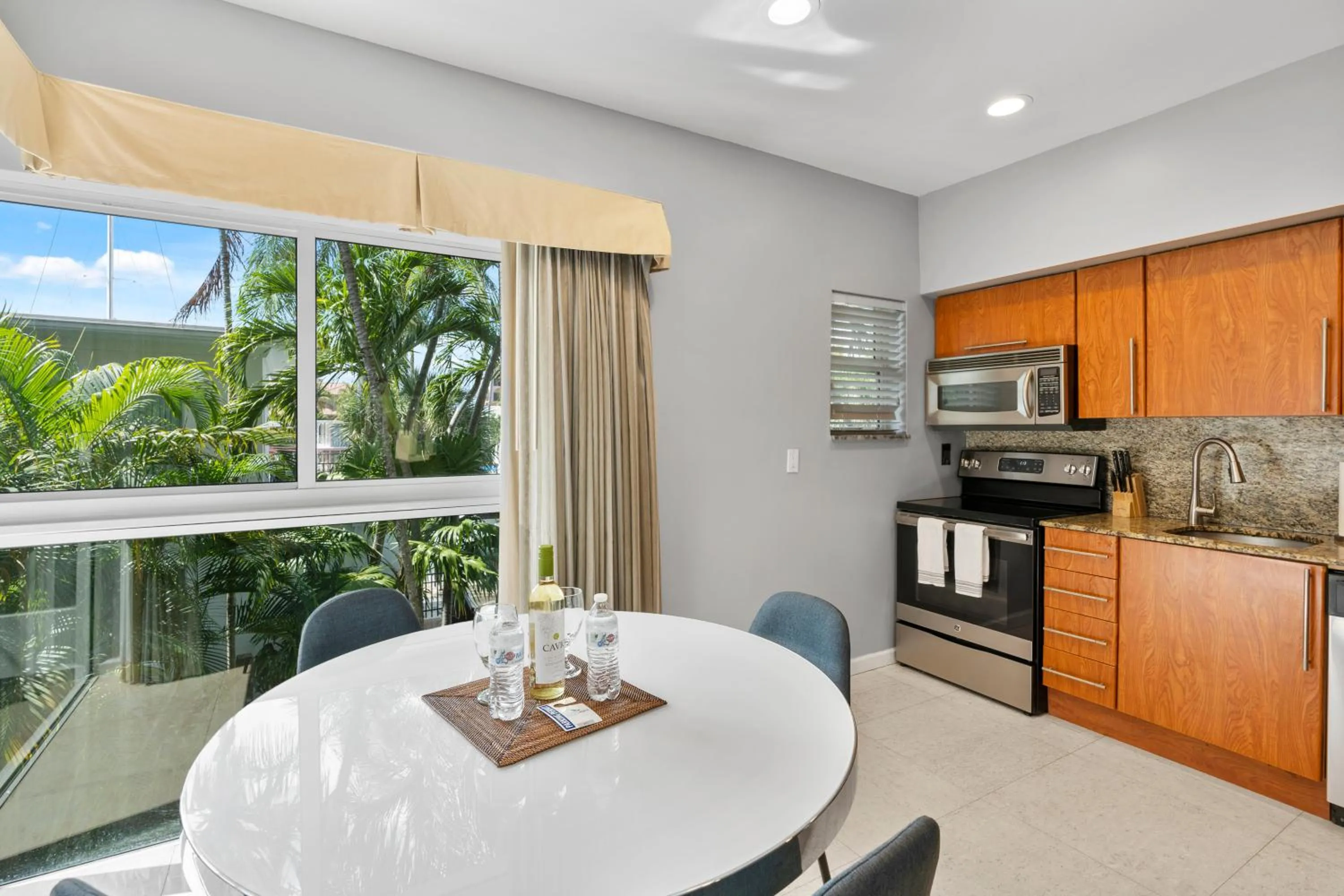 Dining area in Isle of Venice Residence and Marina