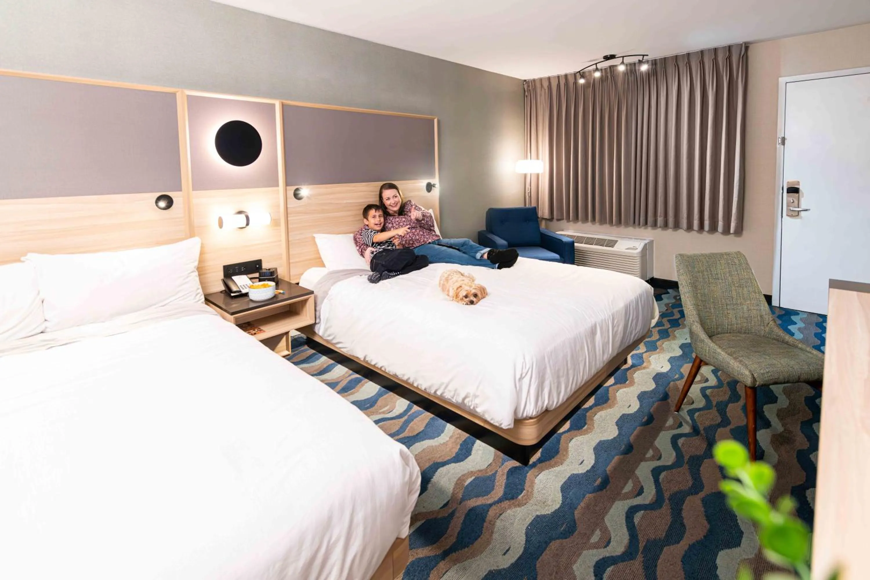 TV and multimedia, Bed in Accent Inns Vancouver Airport