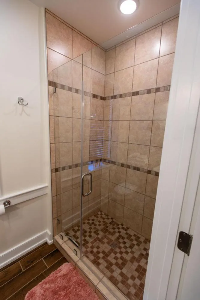 Shower in Thomas Rose Inn