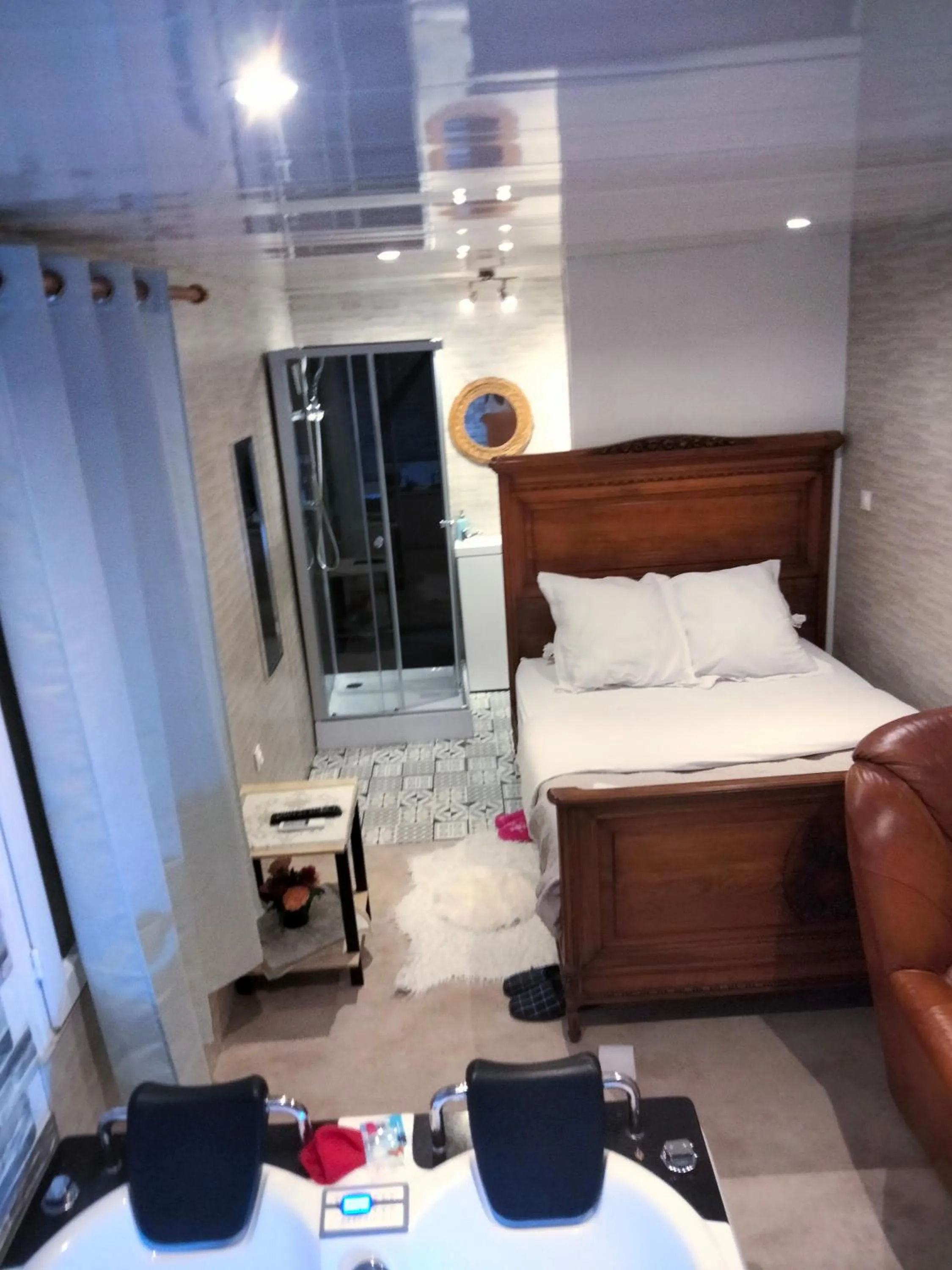 Bed in Chambre meublée indépendante, jacuzzi dans la chambre située à Amblainville à 35 minutes de Paris