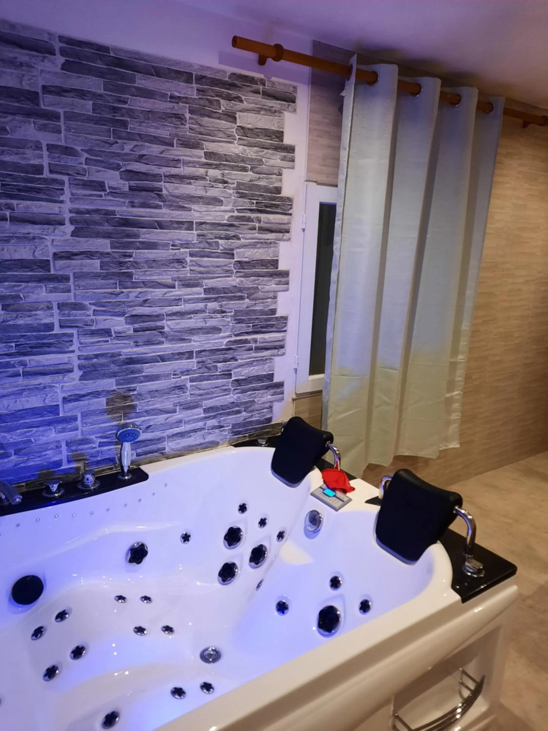 Chambre meublée indépendante, jacuzzi dans la chambre située à Amblainville à 35 minutes de Paris