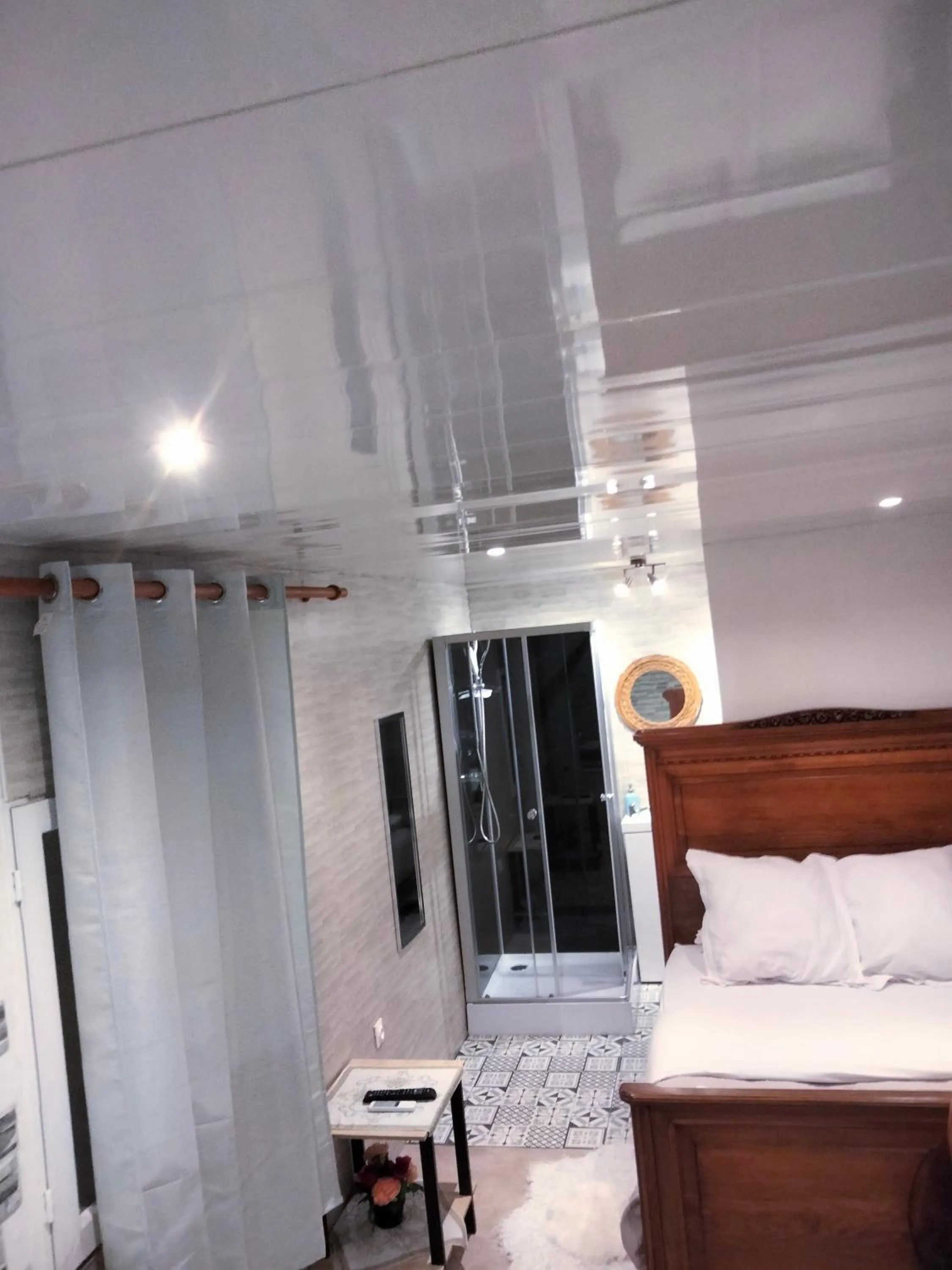 Bed in Chambre meublée indépendante, jacuzzi dans la chambre située à Amblainville à 35 minutes de Paris