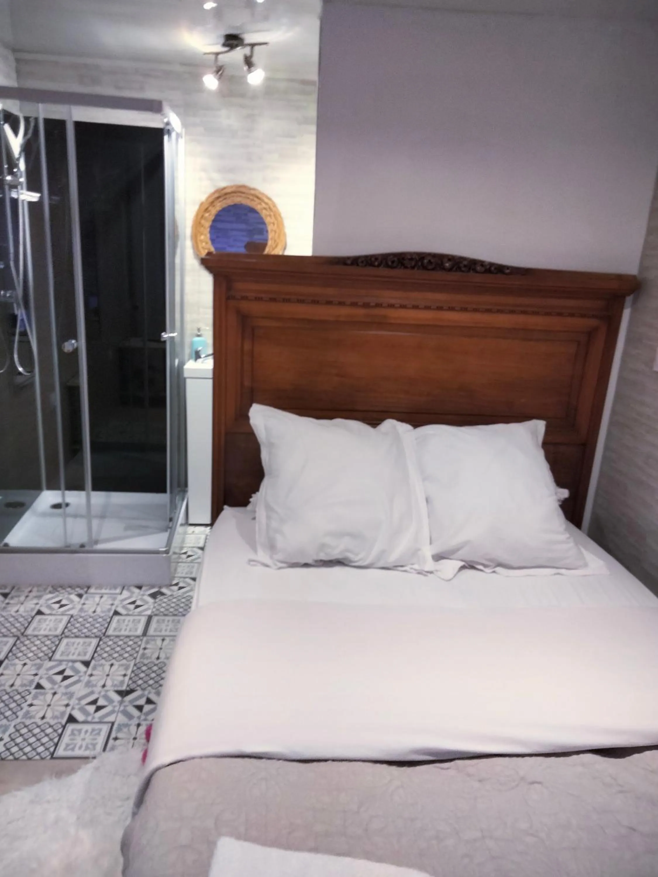 Bed in Chambre meublée indépendante, jacuzzi dans la chambre située à Amblainville à 35 minutes de Paris