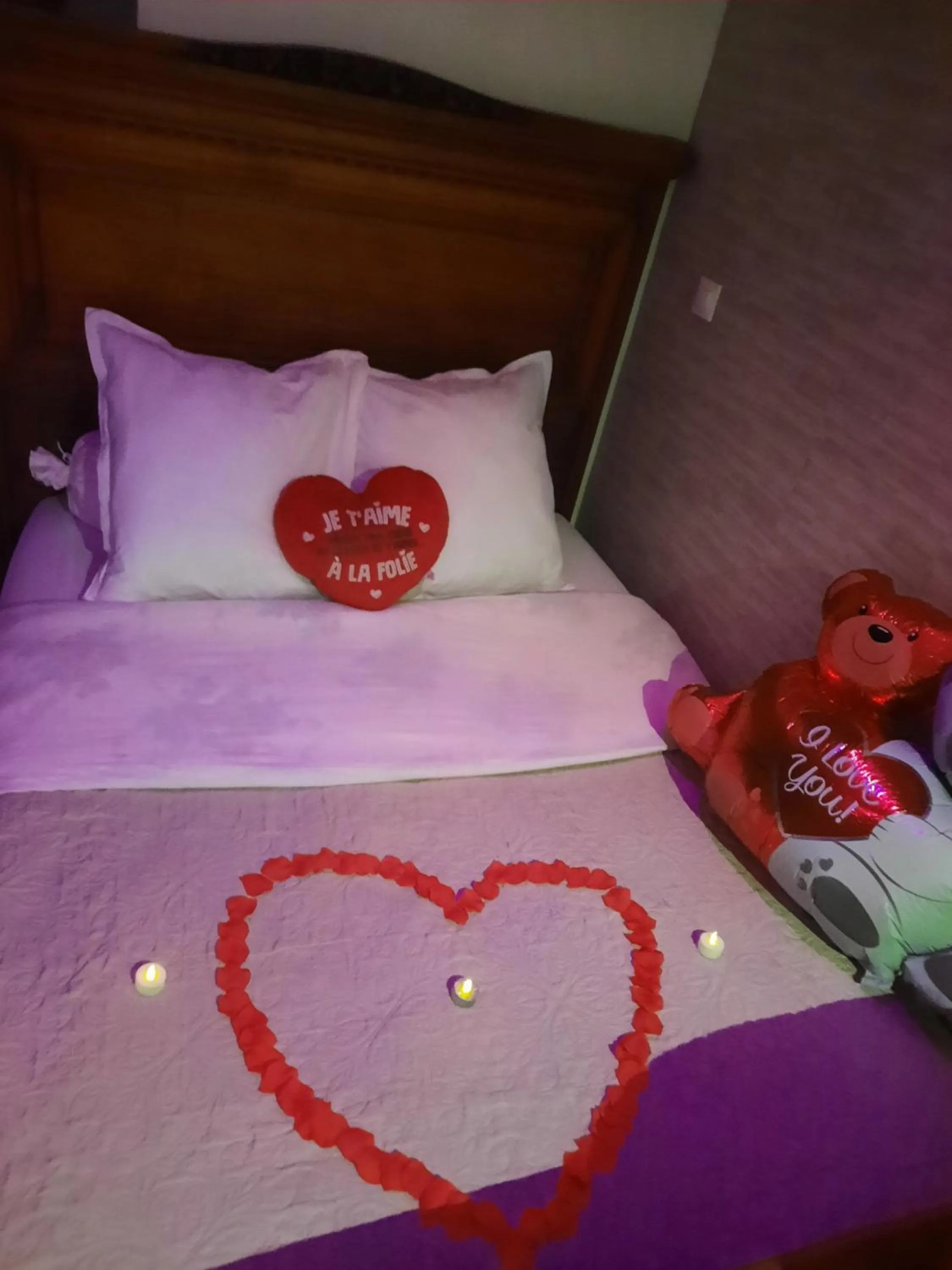 Bed in Chambre meublée indépendante, jacuzzi dans la chambre située à Amblainville à 35 minutes de Paris