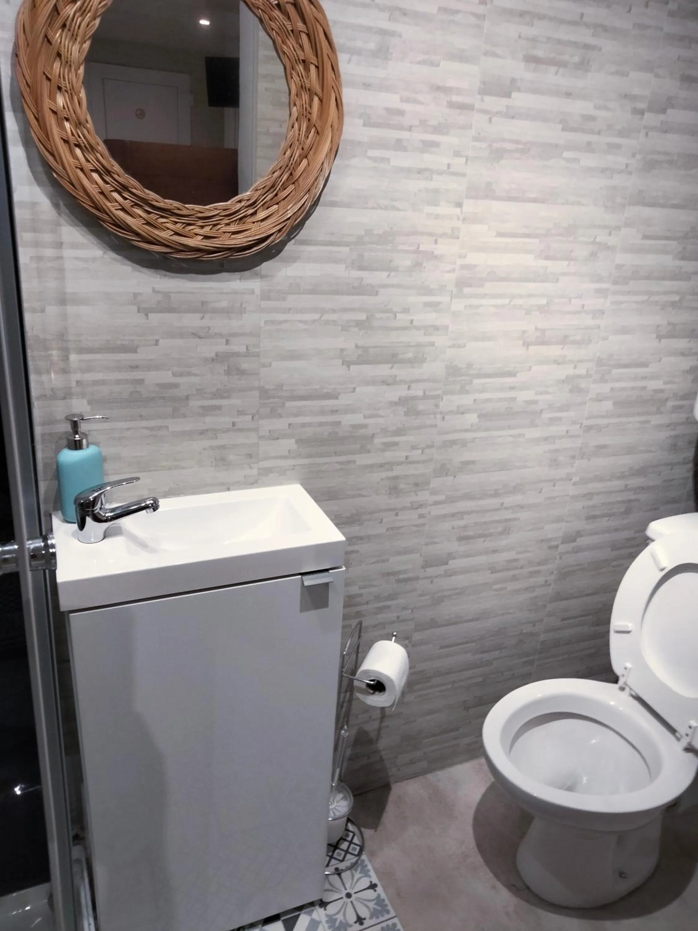 Chambre meublée indépendante, jacuzzi dans la chambre située à Amblainville à 35 minutes de Paris