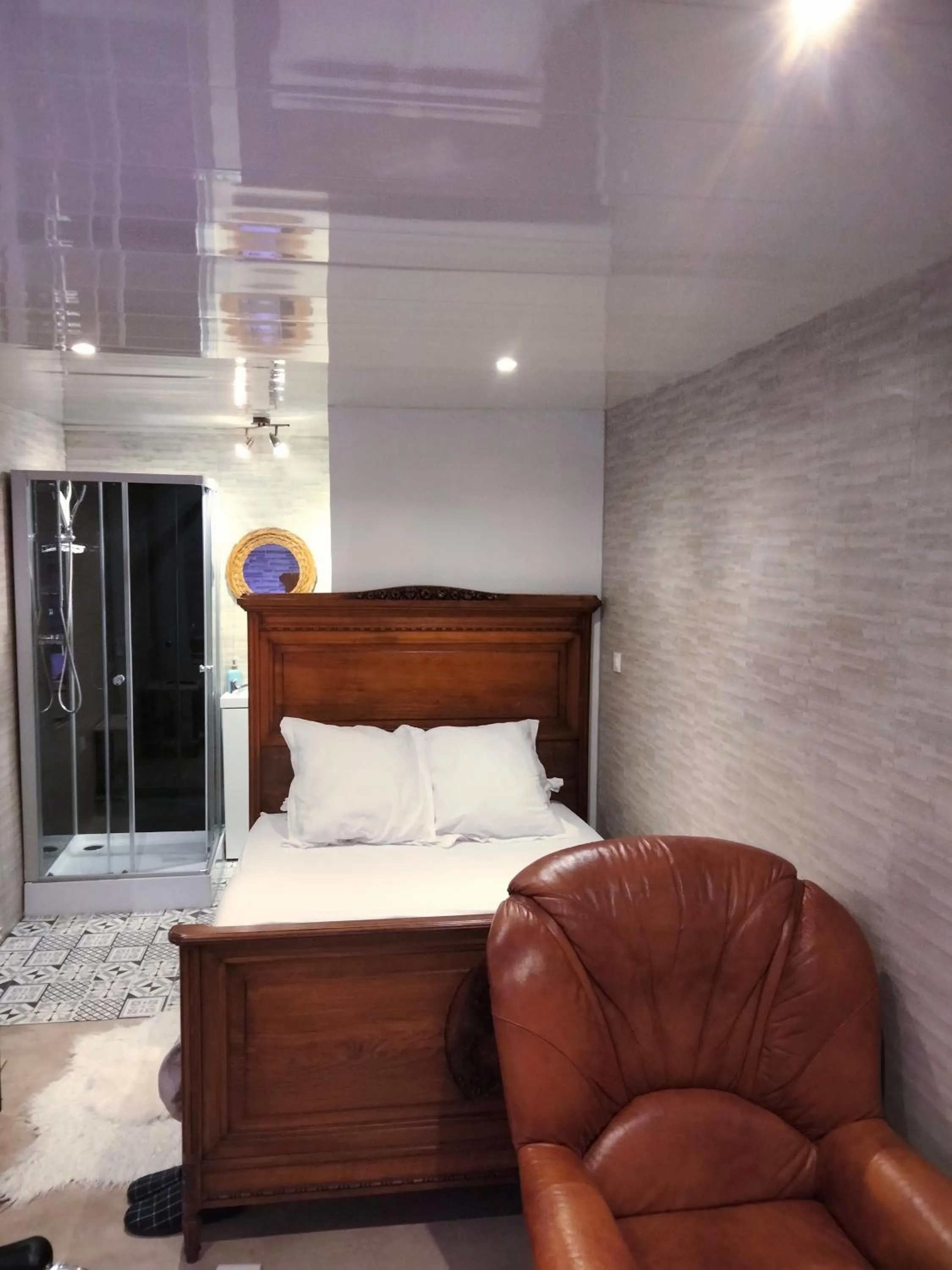 Bed in Chambre meublée indépendante, jacuzzi dans la chambre située à Amblainville à 35 minutes de Paris