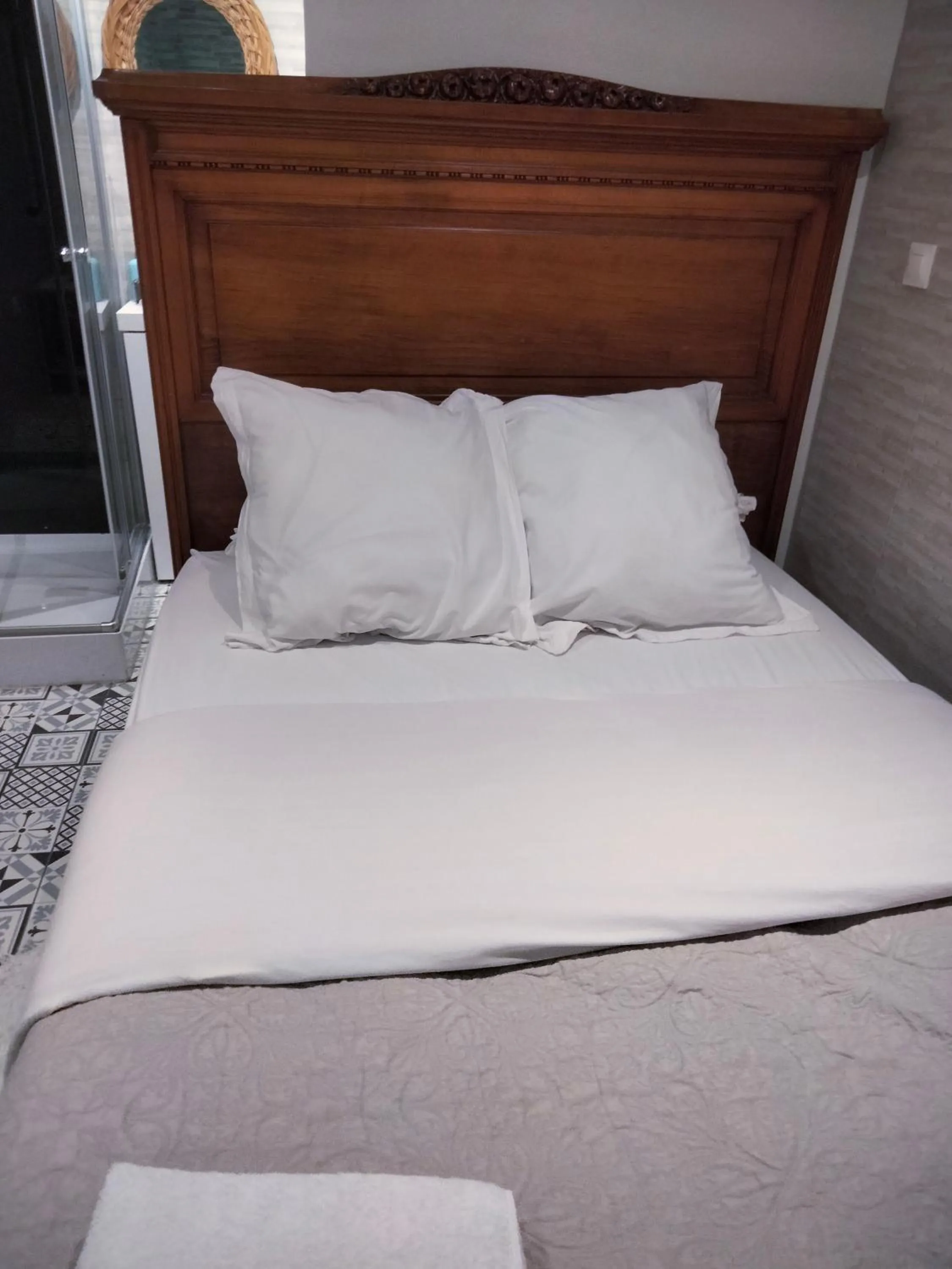 Bed in Chambre meublée indépendante, jacuzzi dans la chambre située à Amblainville à 35 minutes de Paris