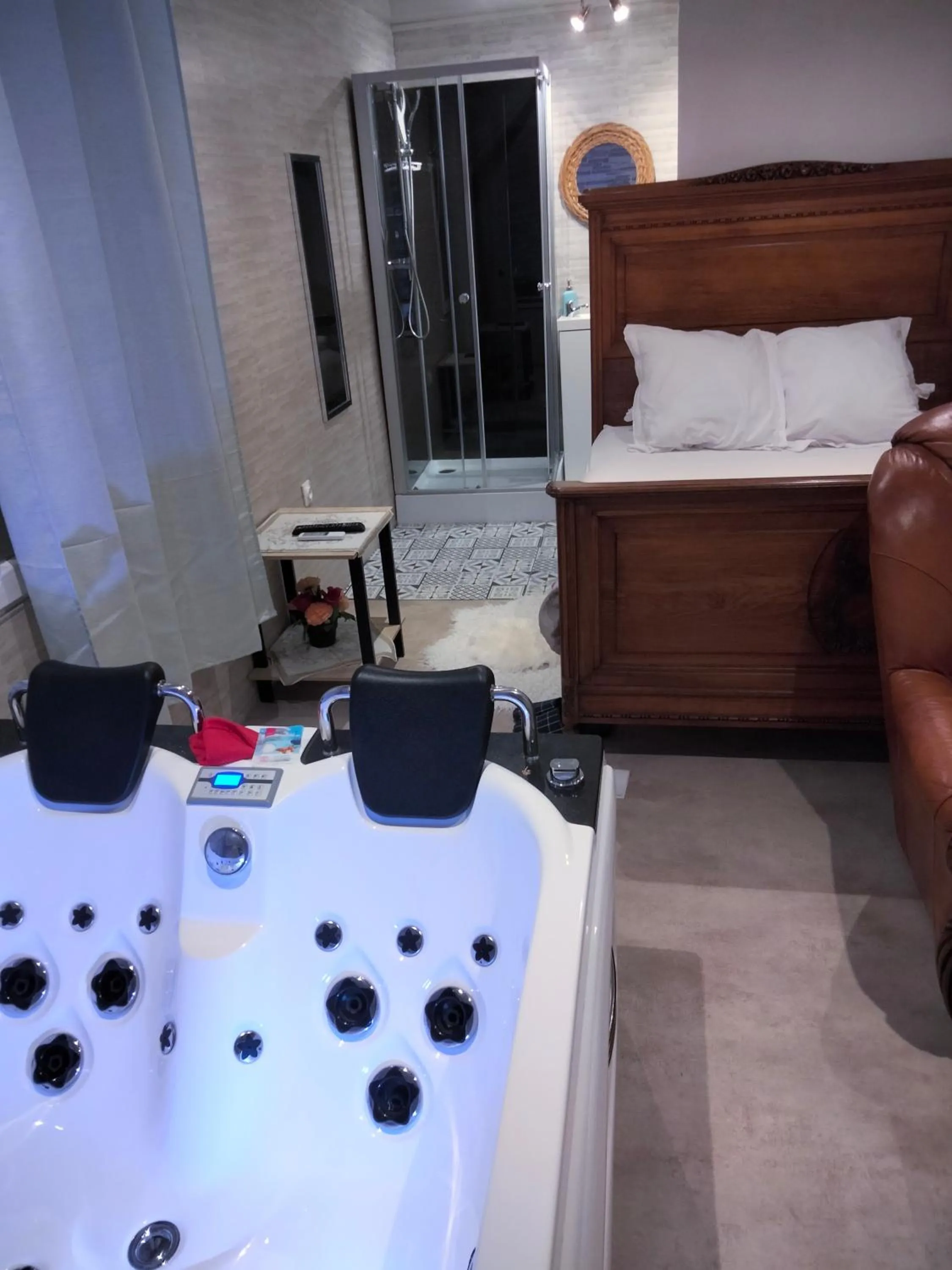 Bed in Chambre meublée indépendante, jacuzzi dans la chambre située à Amblainville à 35 minutes de Paris