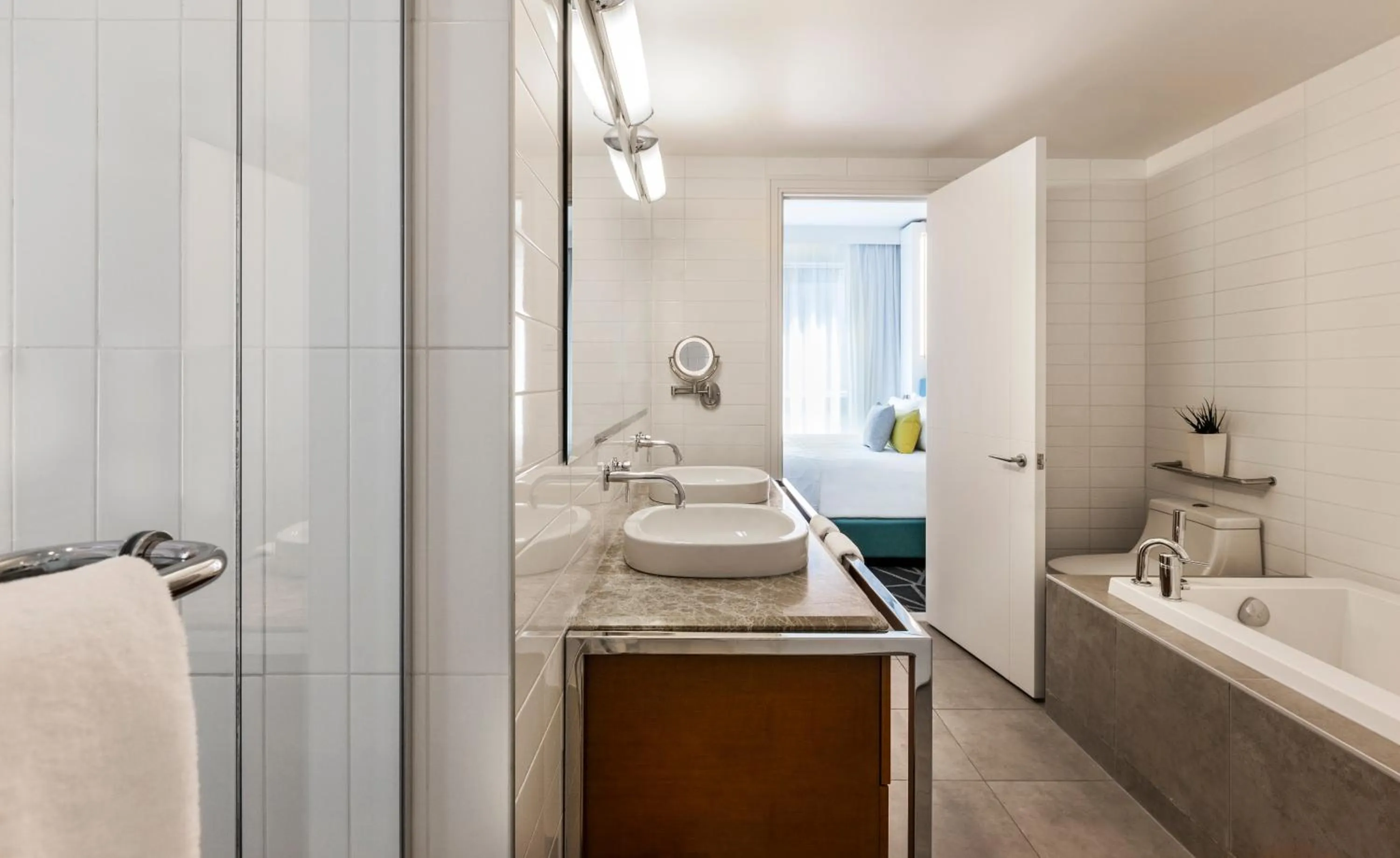 Shower, Bed in Warwick Le Crystal - Montréal