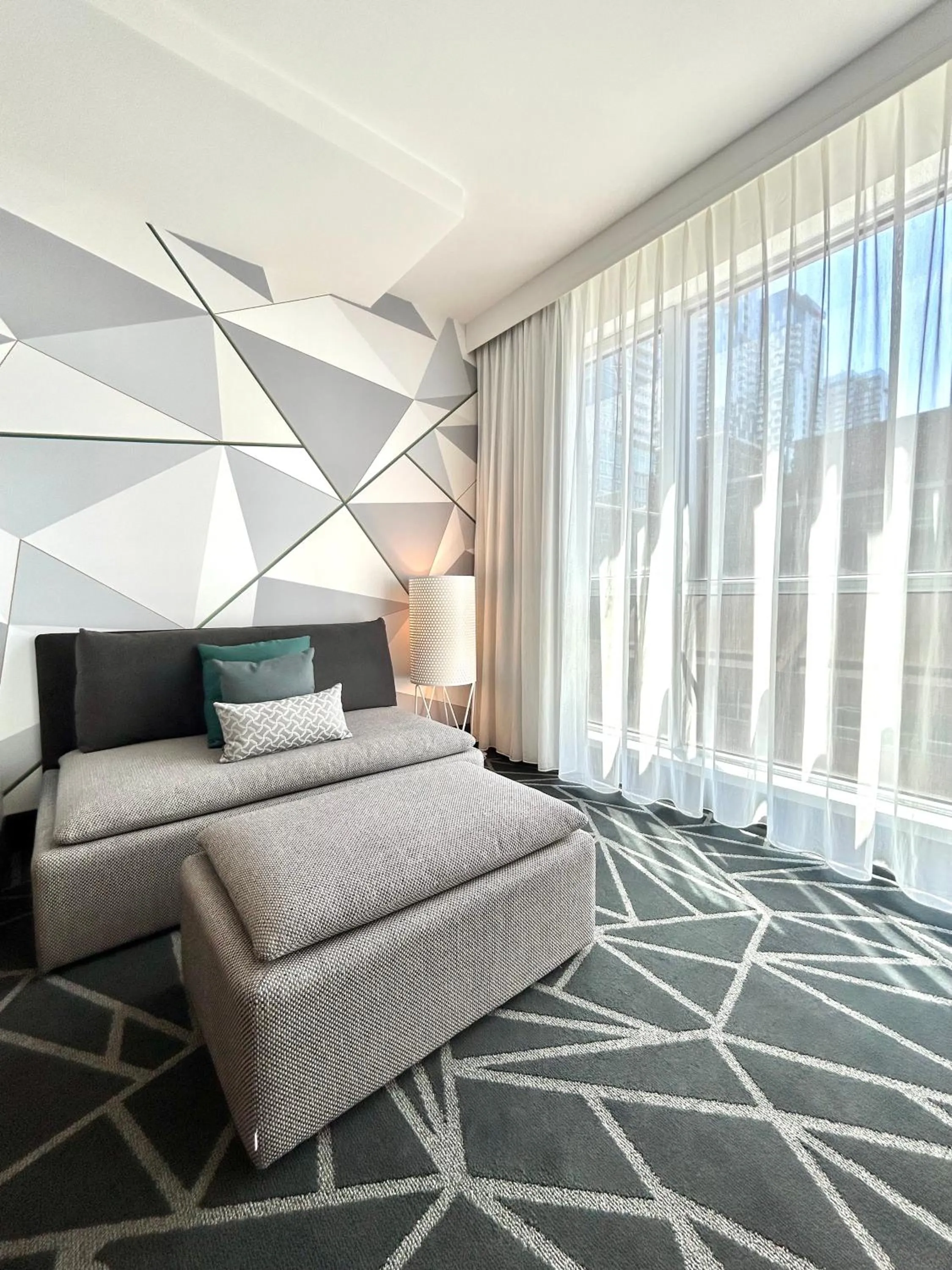 Shower, Bed in Warwick Le Crystal - Montréal