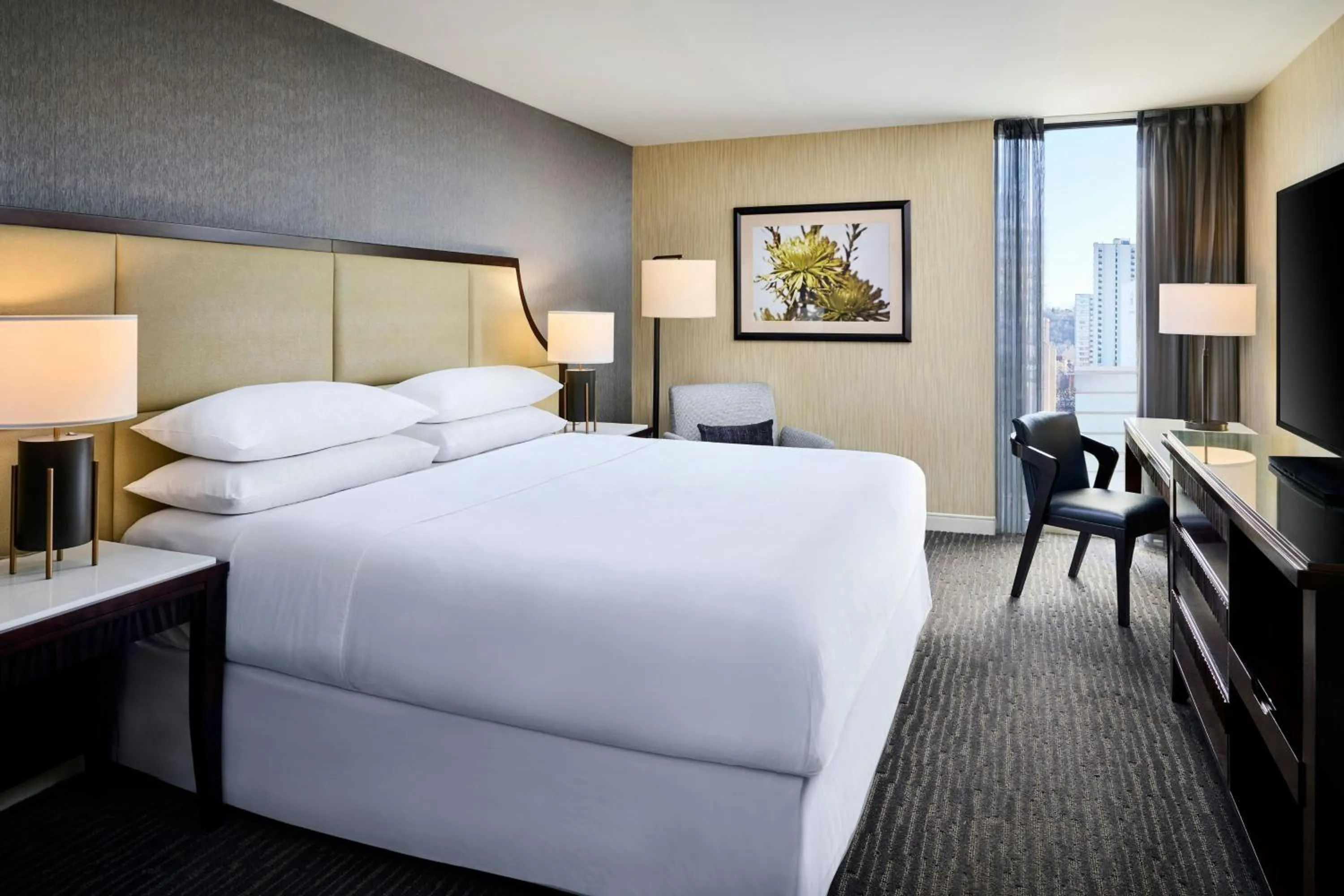 Bedroom, Bed in Sheraton Hamilton Hotel