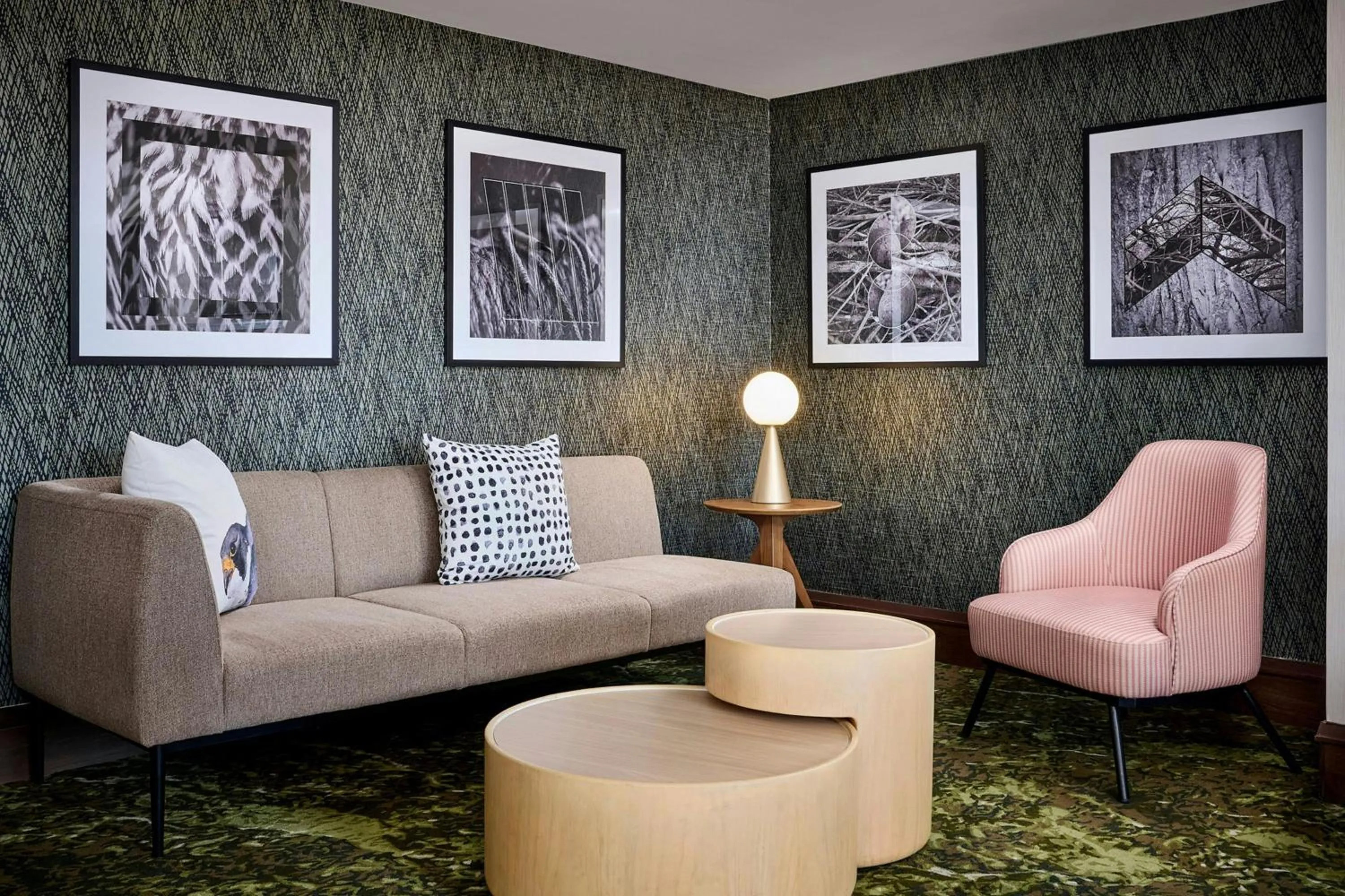 Lounge or bar in Sheraton Hamilton Hotel