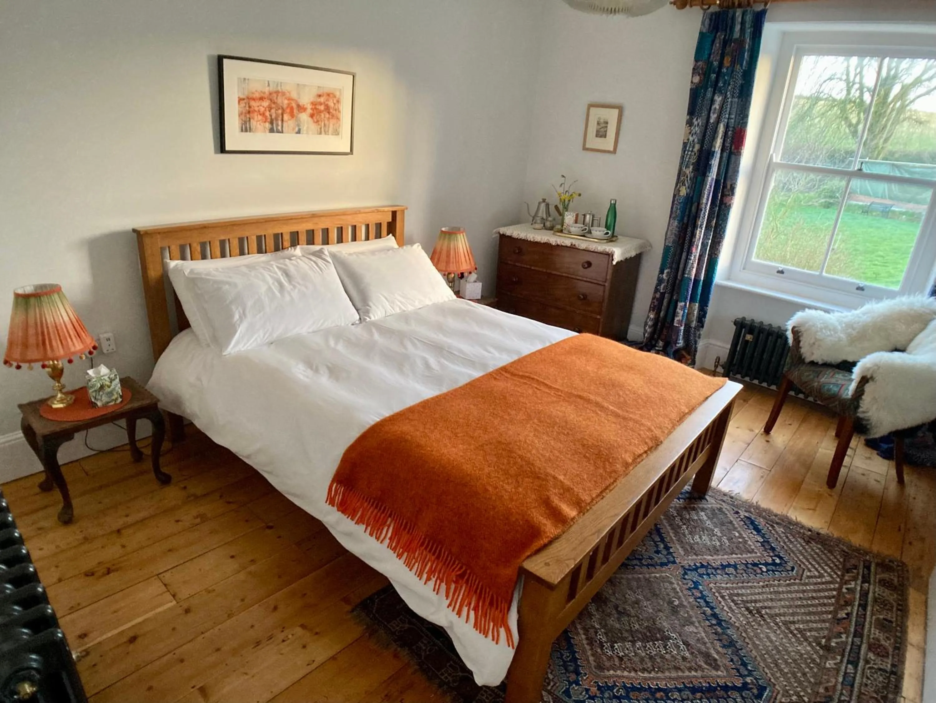 Bedroom, Bed in Frizenham Farmhouse
