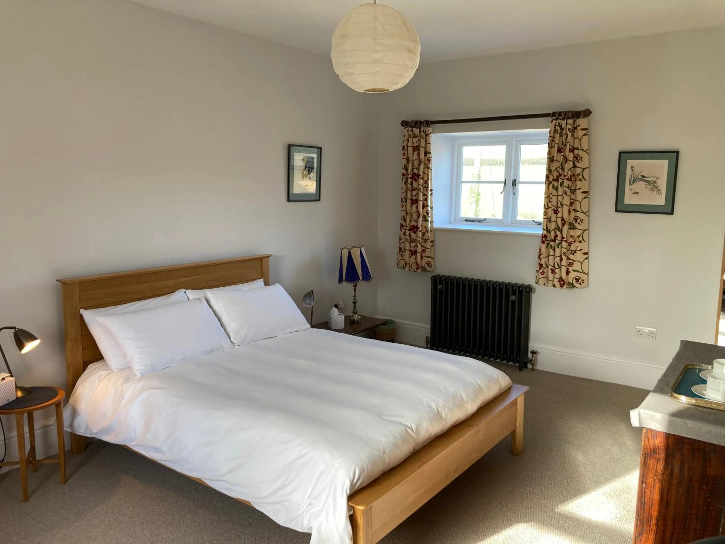Bedroom, Bed in Frizenham Farmhouse