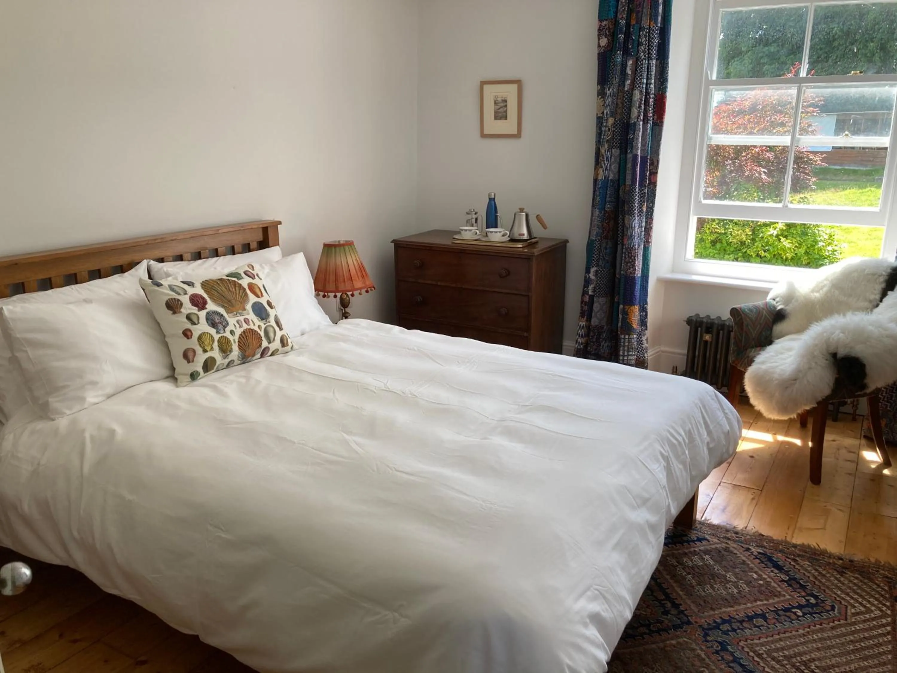 Bedroom, Bed in Frizenham Farmhouse