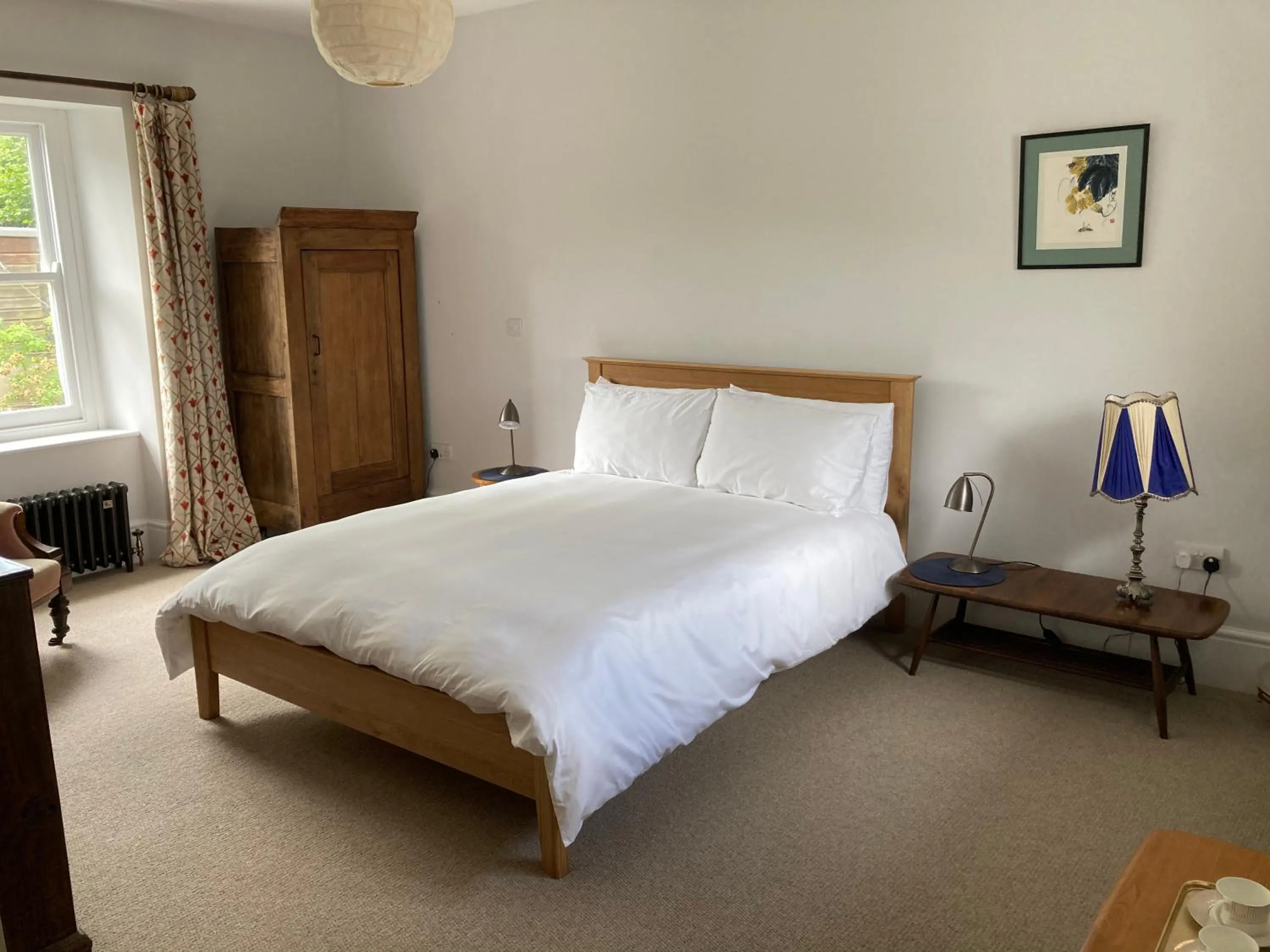 Bedroom, Bed in Frizenham Farmhouse