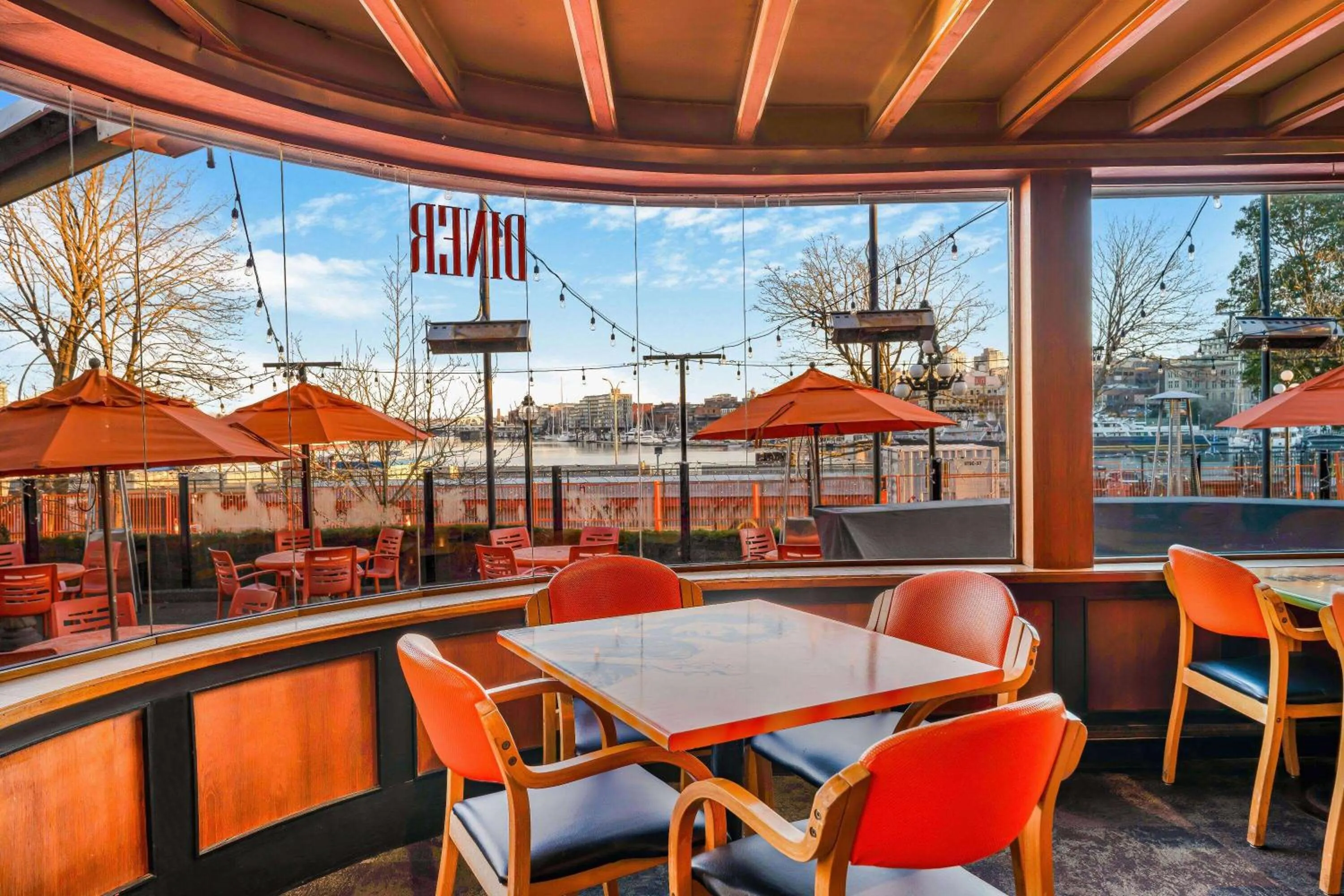 Lounge or bar in Days Inn by Wyndham Victoria On The Harbour