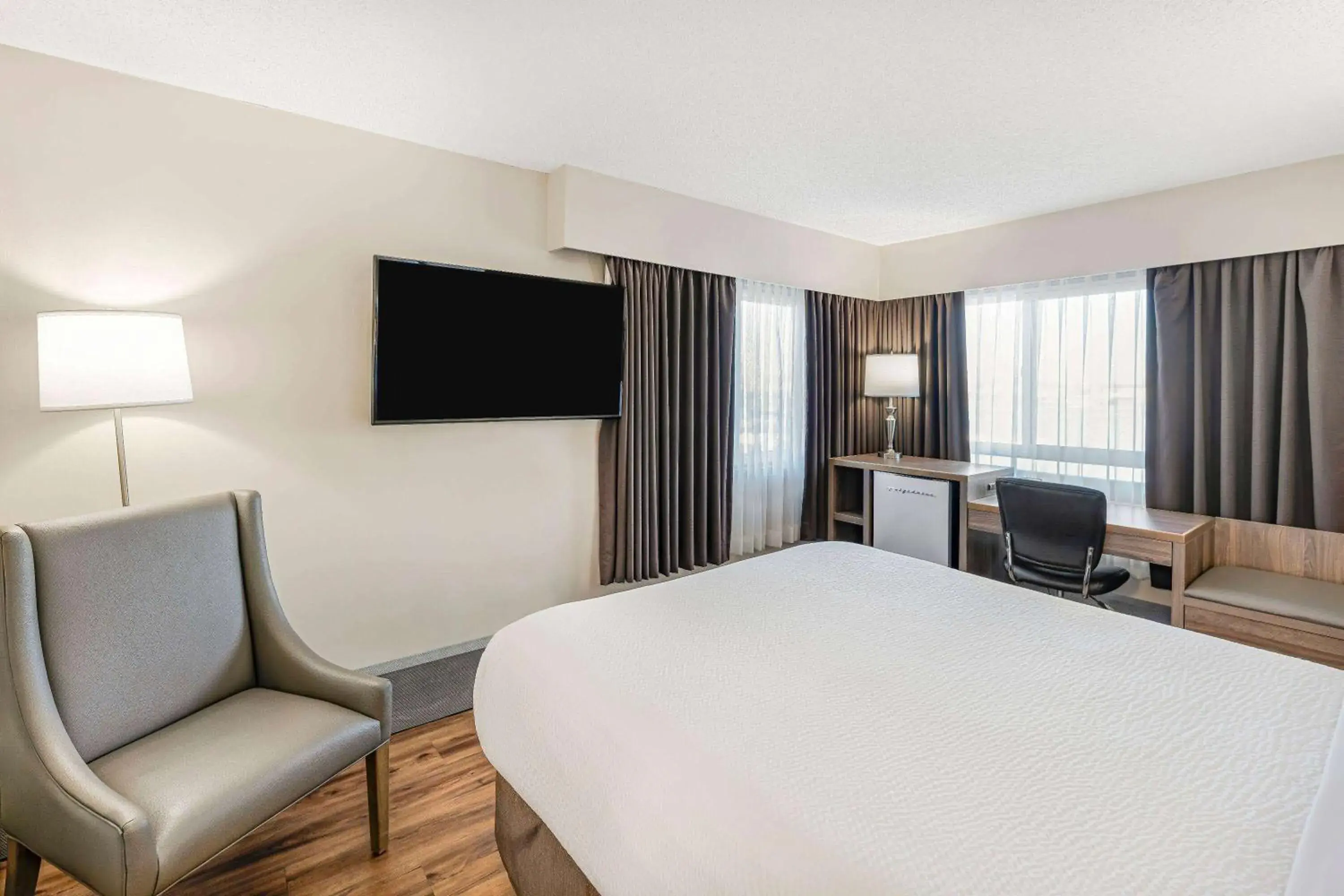 Standard Queen Room with Street View in Days Inn by Wyndham Victoria On The Harbour Standard Queen Room with Street View in Days Inn by Wyndham Victoria On The Harbour