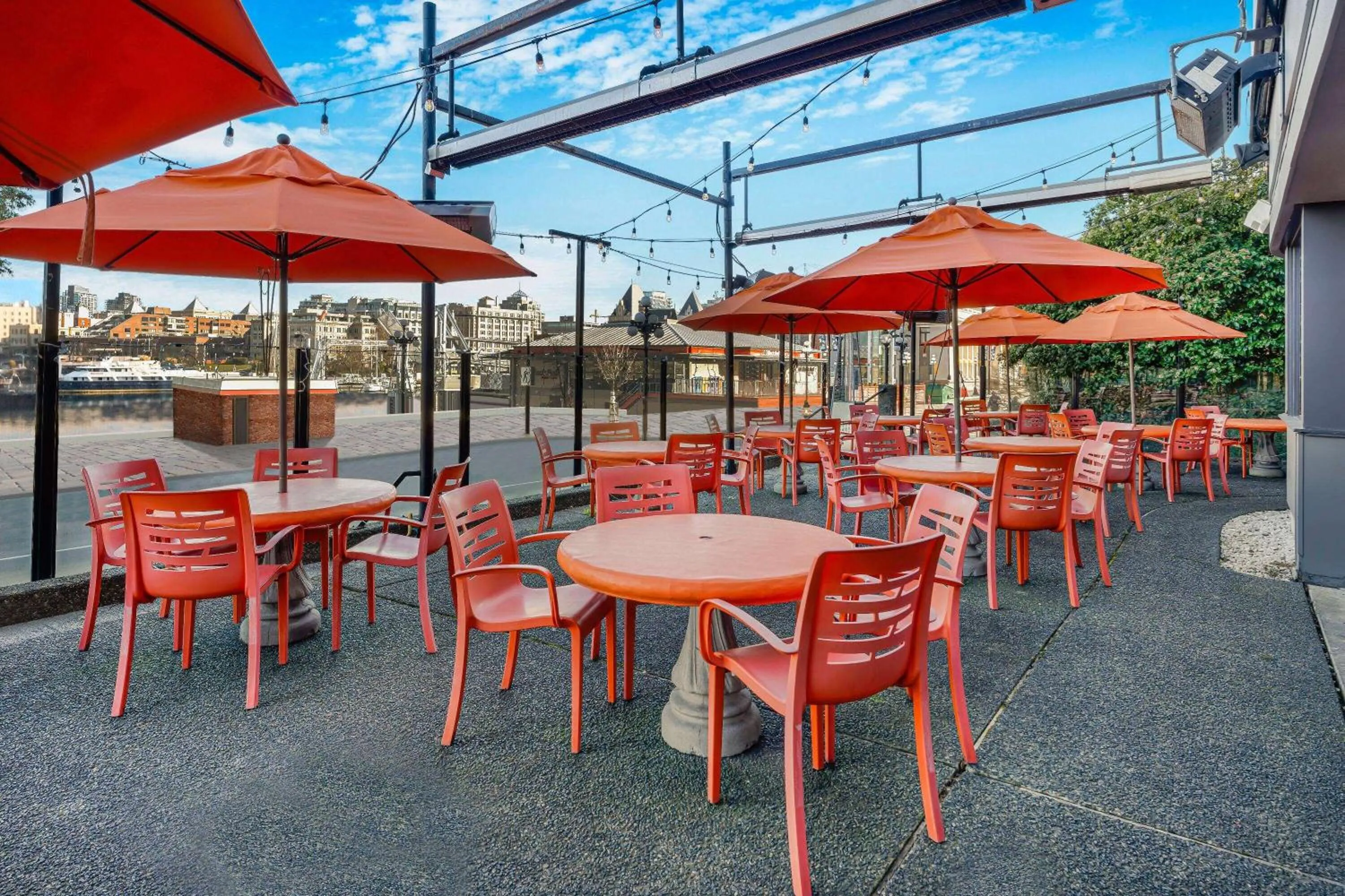 Inner courtyard view in Days Inn by Wyndham Victoria On The Harbour